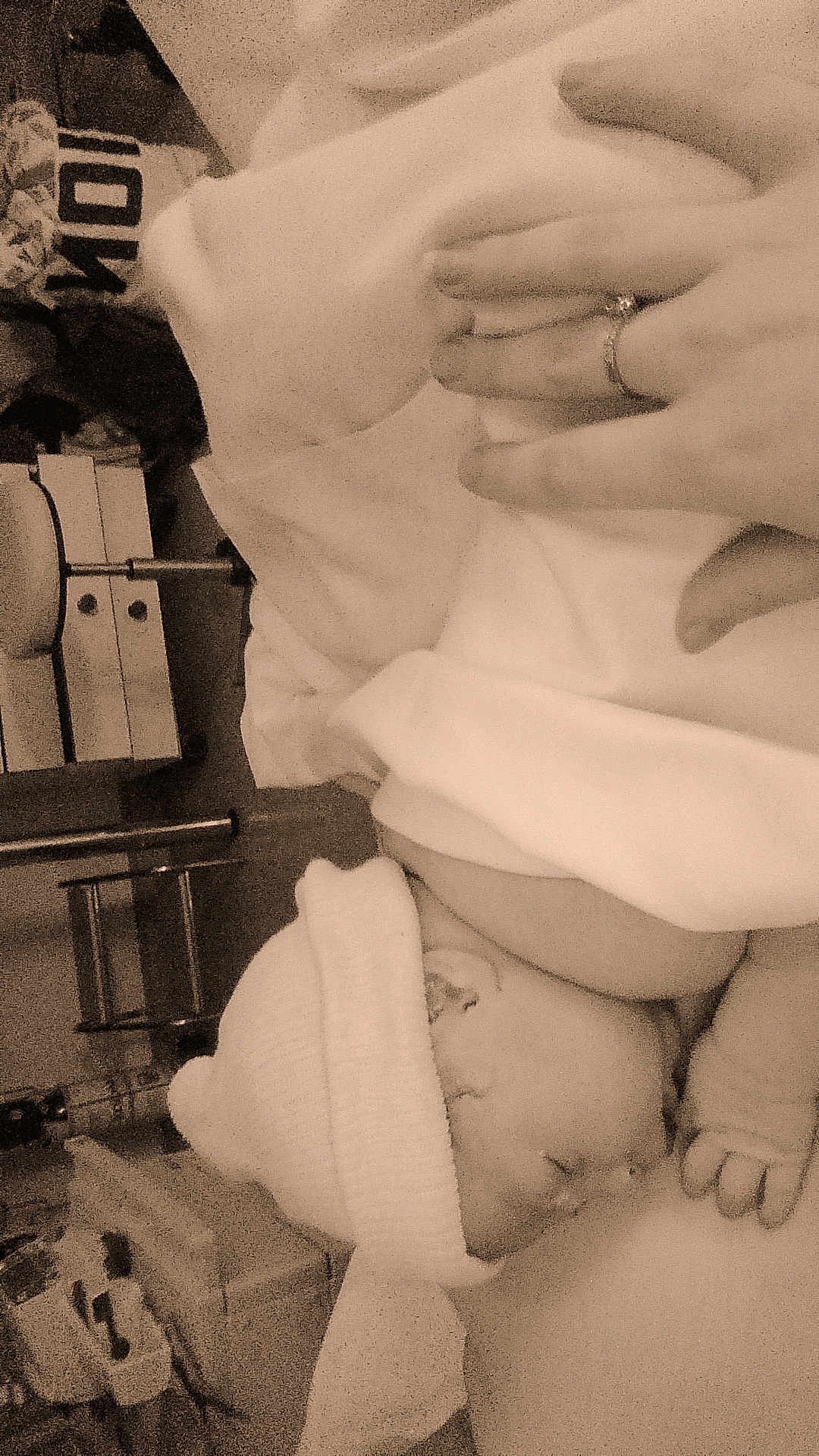 Zélya a rejoint le concours — aidez-le/la à gagner de superbes lots ! baby, sleeping, hat, blanket, hand, ring, cozy, indoor, sepia, soft, newborn, toddler, portrait, caring, intimate, rest, peaceful, child, person, warm