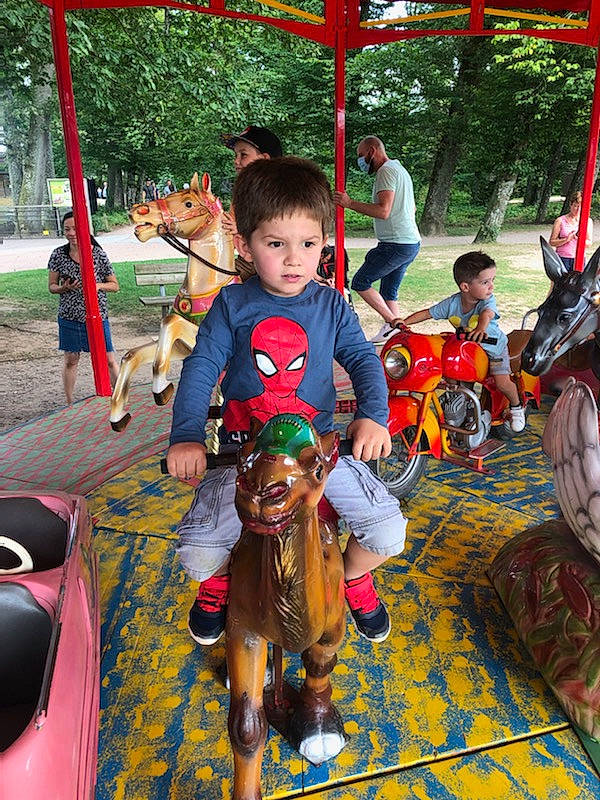Lilian participe au concours pour gagner de l'argent avec cette photo : child, city, community, event, flooring, fun, grass, headwear, human_settlement, leisure, nonbuilding_structure, party, person, plant, play, playground, recreation, toddler, toy, tree