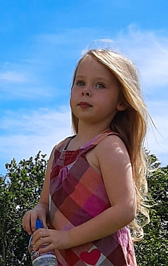 Mélissandre participe au concours pour gagner de l'argent avec cette photo : blond, brown_hair, child, cloud, day_dress, flash_photography, fun, grass, happy, iris, leisure, lip, long_hair, magenta, people_in_nature, person, plant, sky, summer, toddler