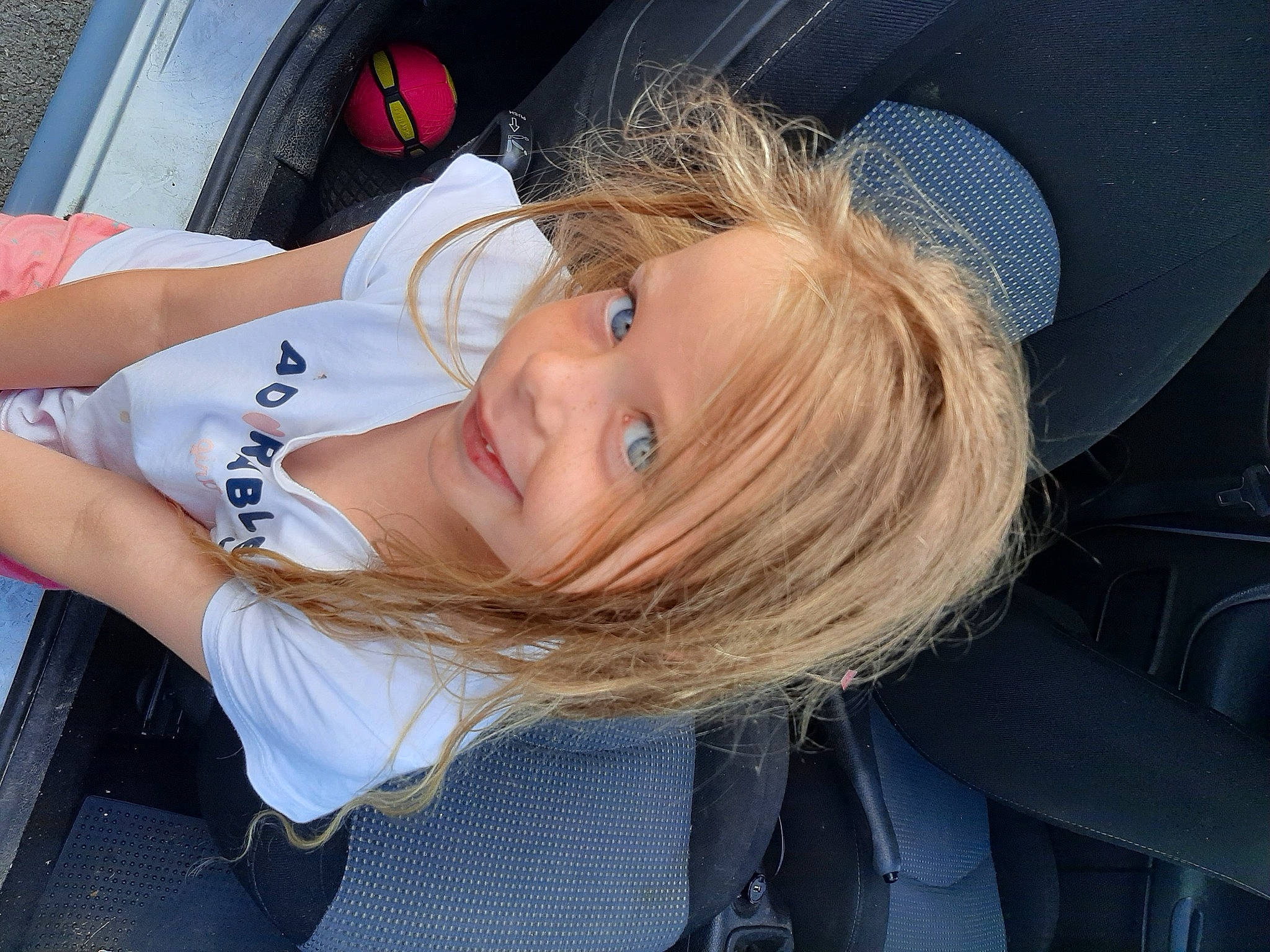 Mélissandre a rejoint le concours — aidez-le/la à gagner de superbes lots ! auto_part, automotive_design, automotive_exterior, automotive_lighting, automotive_wheel_system, blond, brown_hair, car, electric_blue, eyebrow, flash_photography, fun, happy, joy, luxury_vehicle, motor_vehicle, person, personal_luxury_car, smile, vehicle