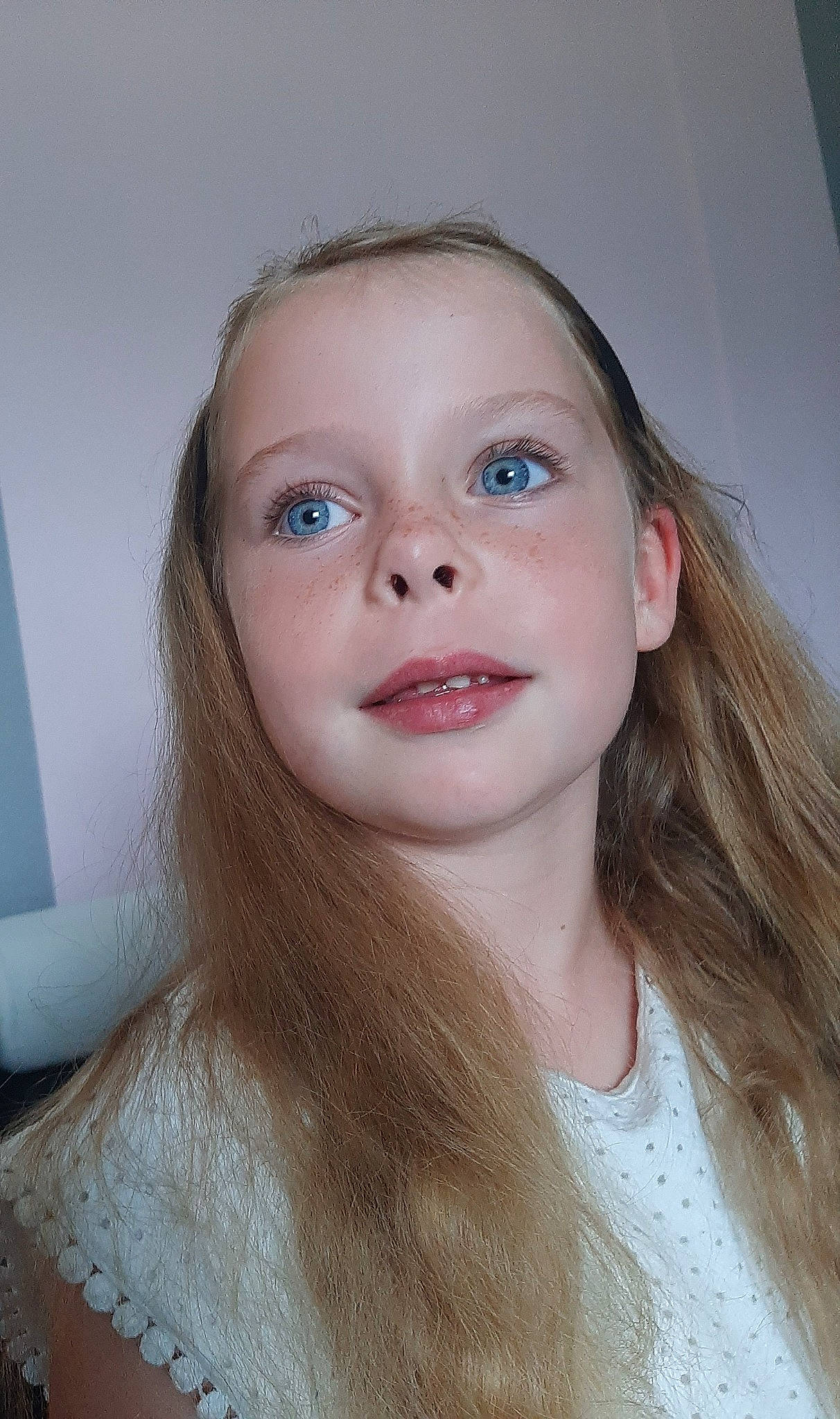 Mélissandre a rejoint le concours — aidez-le/la à gagner de superbes lots ! bridal_accessory, cheek, chin, ear, eye, eyebrow, eyelash, flash_photography, forehead, iris, jaw, layered_hair, lip, lipstick, long_hair, makeover, neck, nose, person, skin