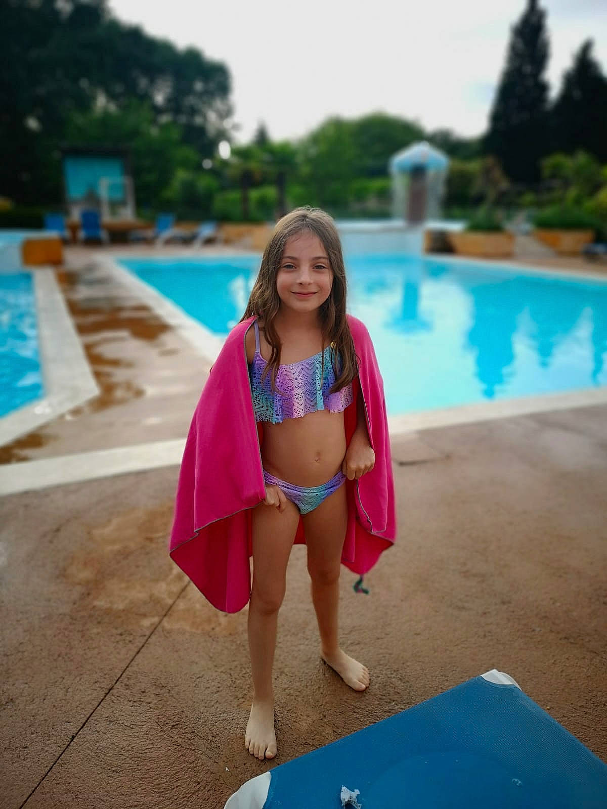 Koralyne participe au concours pour gagner de l'argent avec cette photo : aqua, azure, baby_toddler_clothing, barefoot, blue, foot, fun, joy, leisure, leisure_centre, majorelle_blue, person, resort, resort_town, sandal, summer, swimming_pool, swimwear, toddler, toe