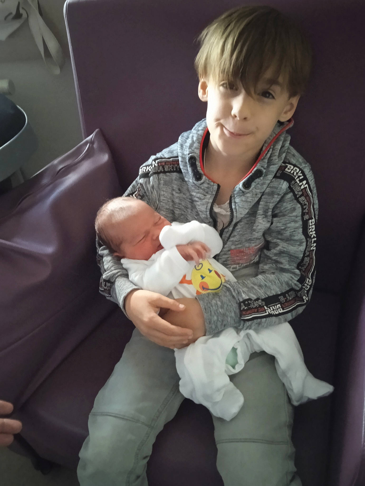 Nicolas participe au concours pour gagner de l'argent avec cette photo : arm, baby, baby_carriage, cheek, child, comfort, eye, finger, fun, gesture, head, human_body, joy, lap, leg, person, sitting, skin, sleeve, smile