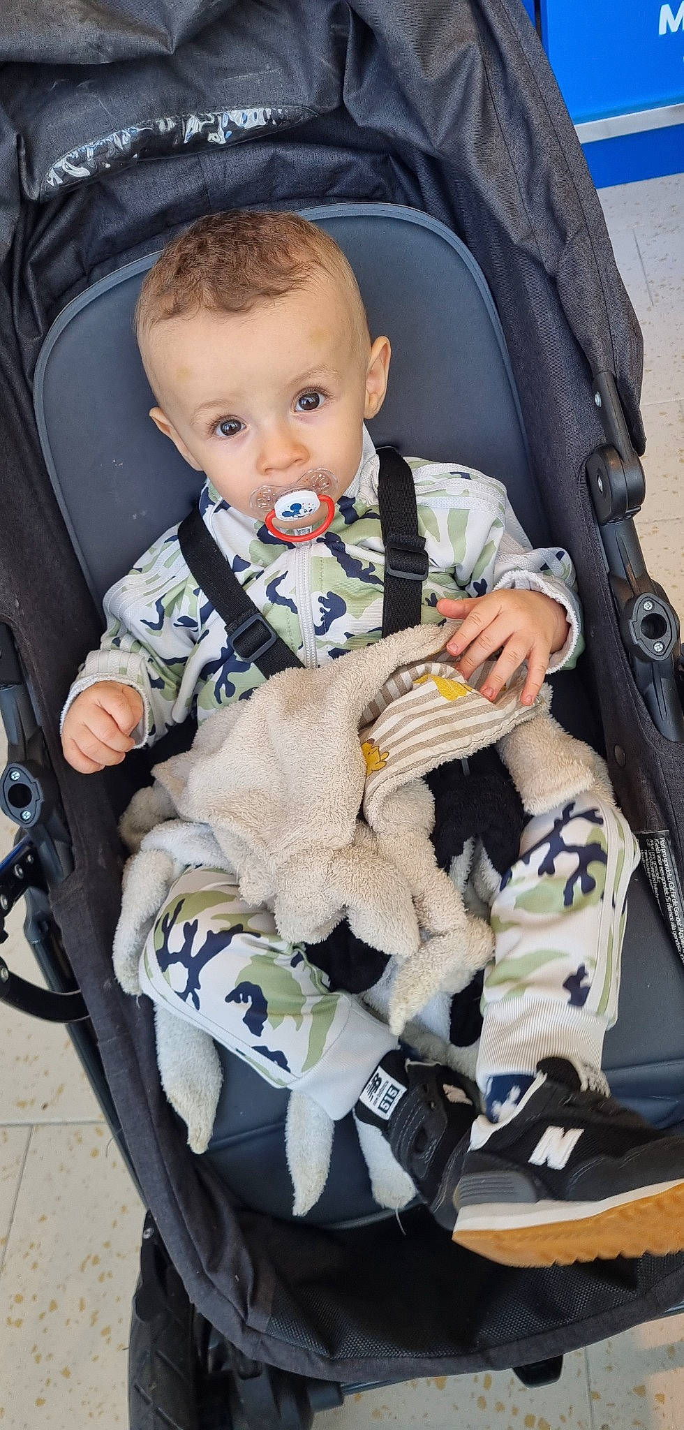 Enzo participe au concours pour gagner de l'argent avec cette photo : armrest, baby, baby_carriage, baby_products, baby_safety, baby_toddler_clothing, bag, car_seat, chair, cheek, child, comfort, eye, face, head, lap, person, sitting, surprise, tie