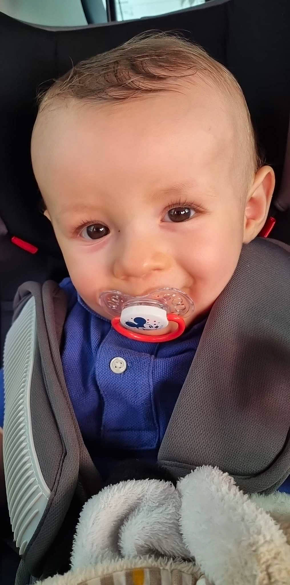 Enzo a rejoint le concours — aidez-le/la à gagner de superbes lots ! baby, baby_toddler_clothing, cheek, child, collar, drinkware, ear, electric_blue, eyelash, fun, happy, iris, lip, mouth, nose, outerwear, person, skin, sleeve, toddler