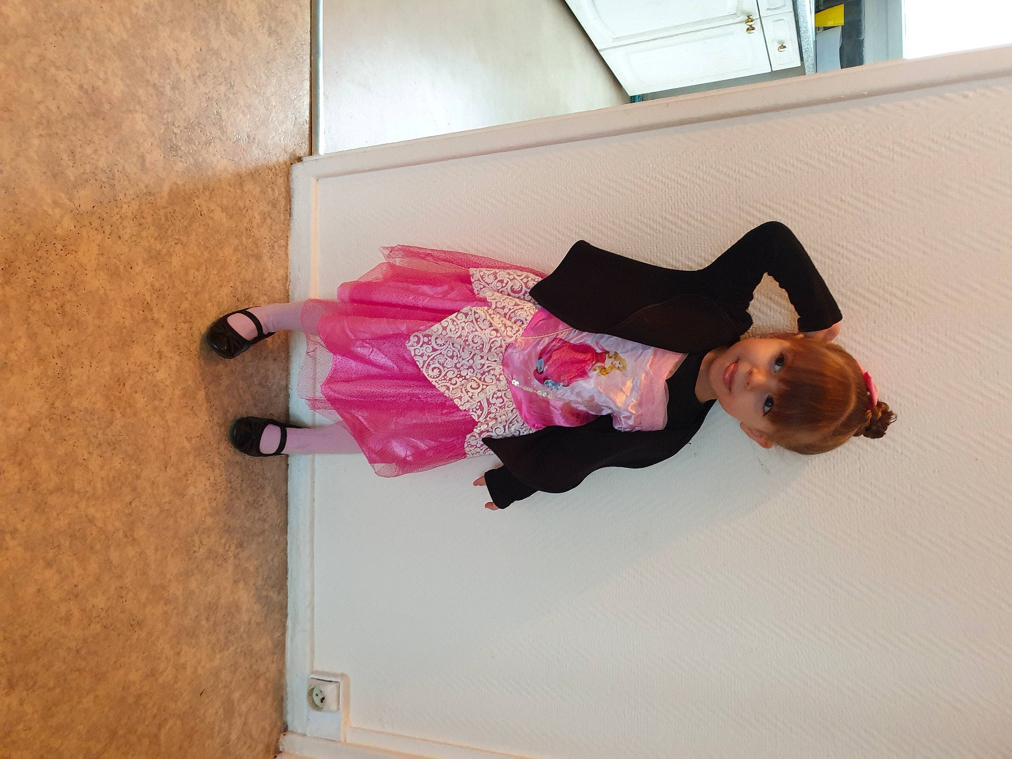 Amandine participe au concours pour gagner de l'argent avec cette photo : child, comfort, flooring, fun, hardwood, human_leg, knee, magenta, pattern, person, room, smile, sock, t_shirt, thigh, toddler, window, wood, wood_flooring, wrist