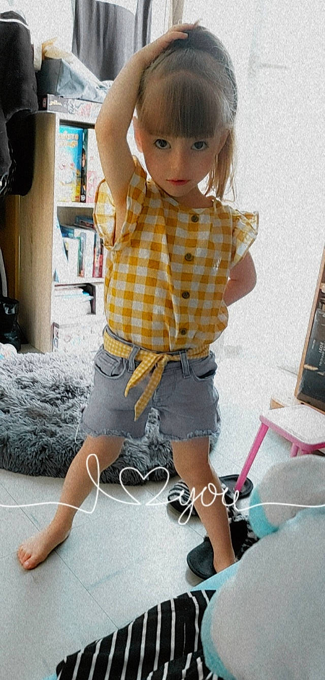 Amandine participe au concours pour gagner de l'argent avec cette photo : child, denim, design, eyewear, fashion, fashion_design, human_leg, joint, knee, pattern, person, picture_frame, plaid, shorts, sleeve, sportswear, street_fashion, t_shirt, tartan, thigh