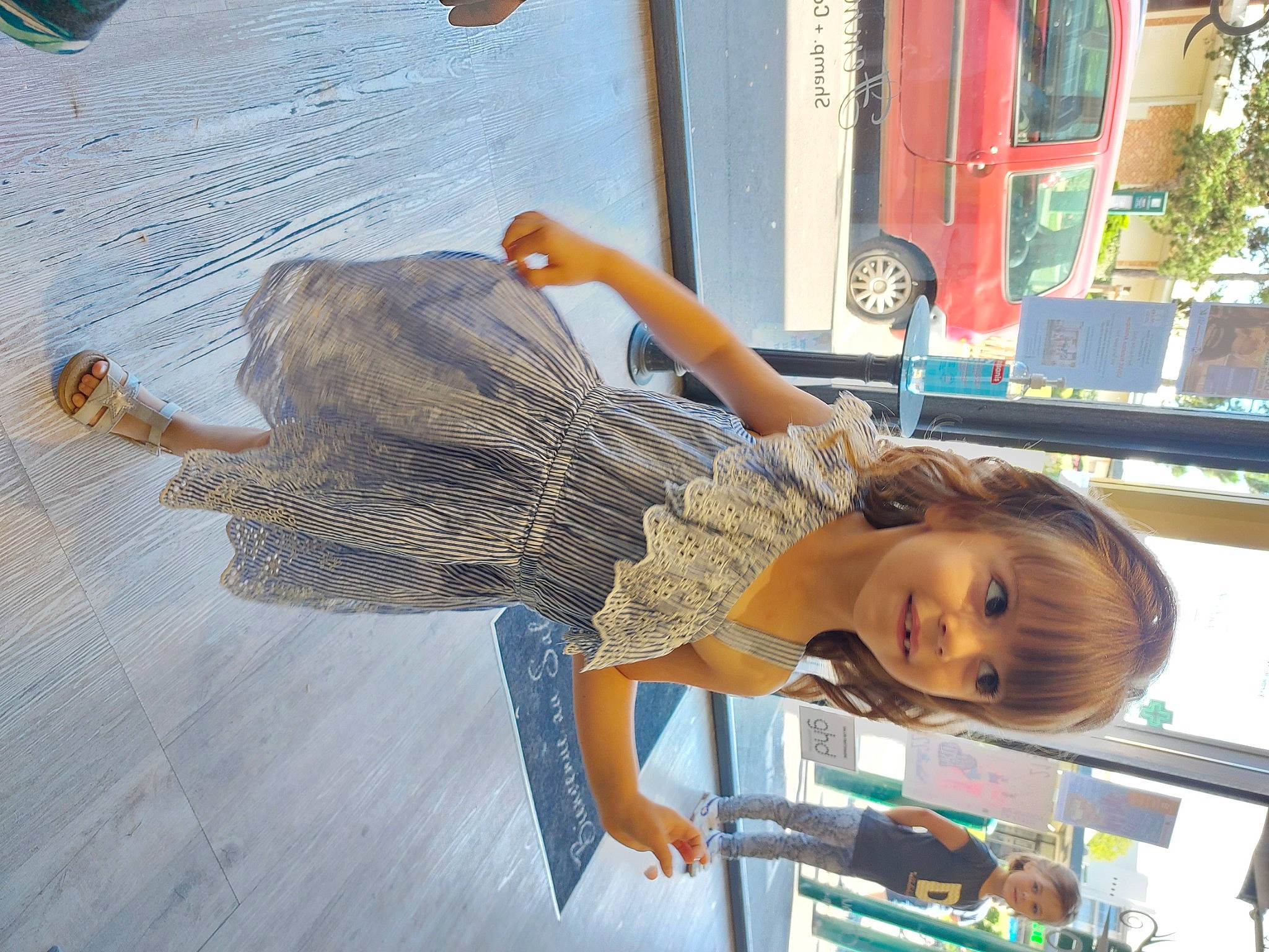 Amandine participe au concours pour gagner de l'argent avec cette photo : car, child, flooring, fun, happy, human_leg, leisure, motor_vehicle, person, smile, t_shirt, thigh, tire, toddler, travel, vacation, vehicle_door, water, wheel