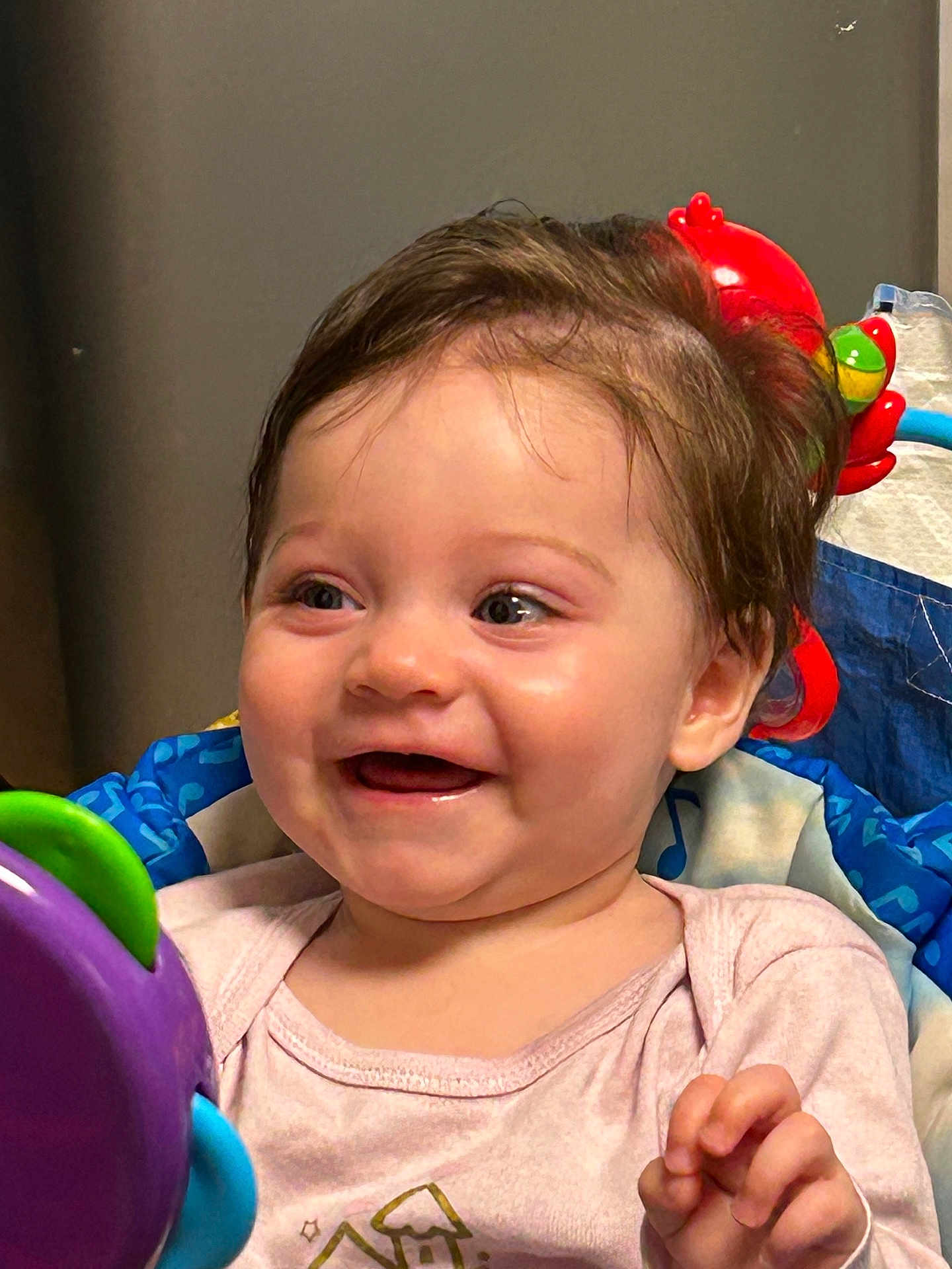 Rose participe au concours pour gagner de l'argent avec cette photo : baby, child, smiling, happy, face, toy, indoor, person, clothing, cute, infant, playful, closeup, portrait, expression, hand, colorful, seat, blanket, hair