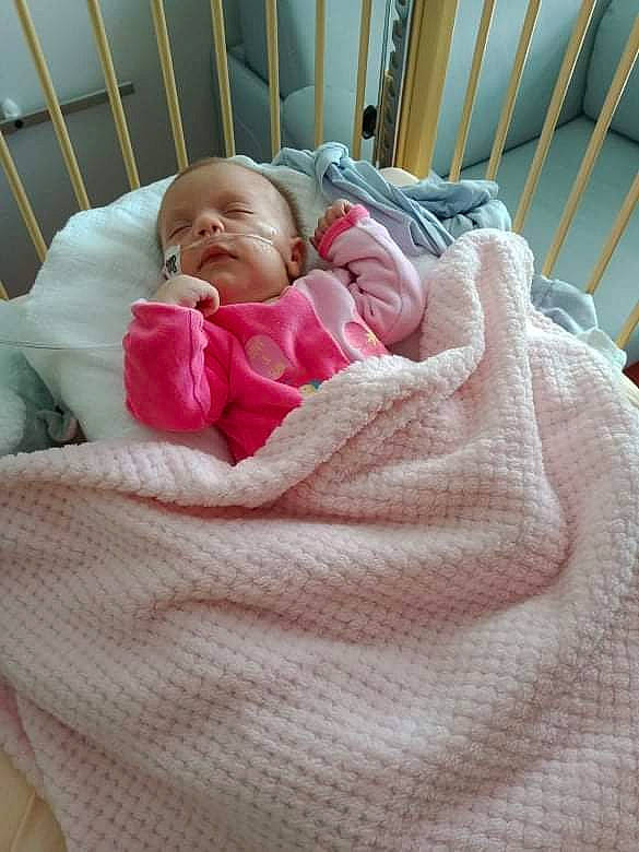 Maeva a rejoint le concours — aidez-le/la à gagner de superbes lots ! baby, baby_safety, baby_sleeping, baby_toddler_clothing, bedding, cheek, child, comfort, cradle, face, facial_expression, head, infant_bed, linens, mouth, person, pink, skin, sleeve, toddler