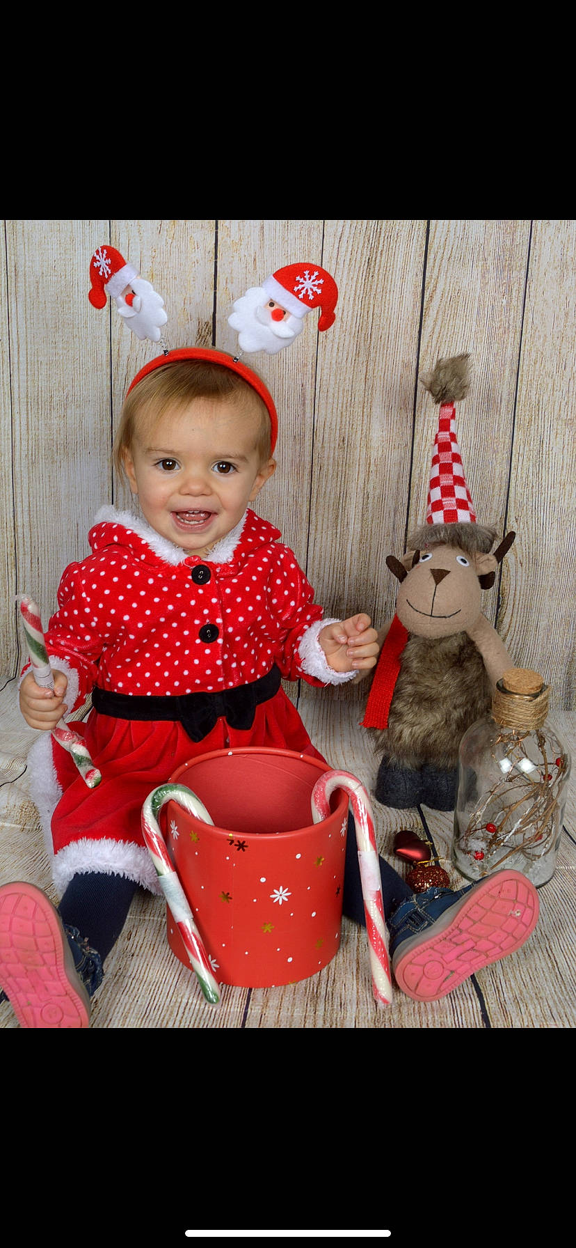 Maeva participe au concours pour gagner de l'argent avec cette photo : baby, baby_toddler_clothing, child, christmas, costume_hat, event, happy, hat, headgear, holiday, joy, mammal, pattern, person, red, sitting, sleeve, smile, snapshot, toddler