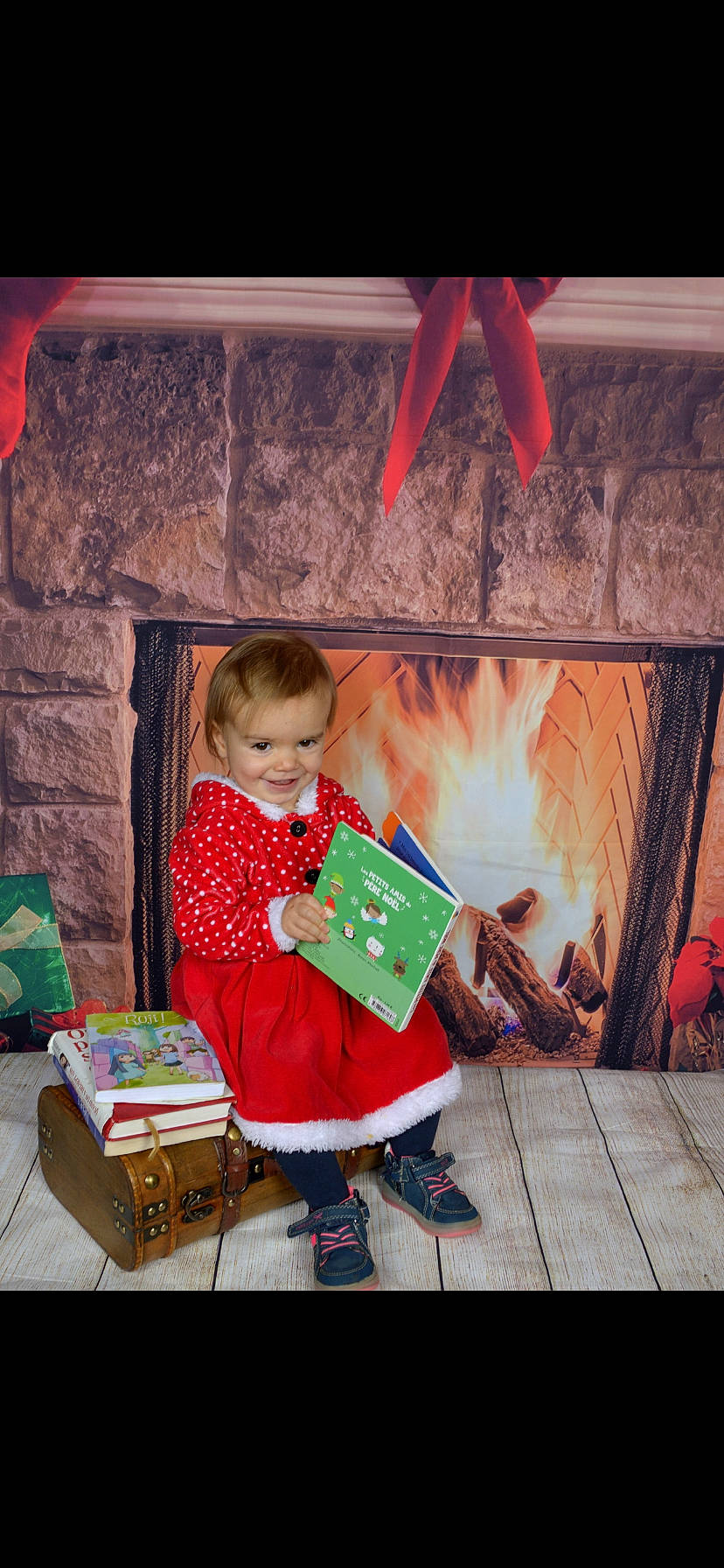 Maeva participe au concours pour gagner de l'argent avec cette photo : baby, box, child, christmas, christmas_eve, event, fire, fun, green, happy, heat, holiday, joy, lap, person, play, rectangle, red, room, sitting