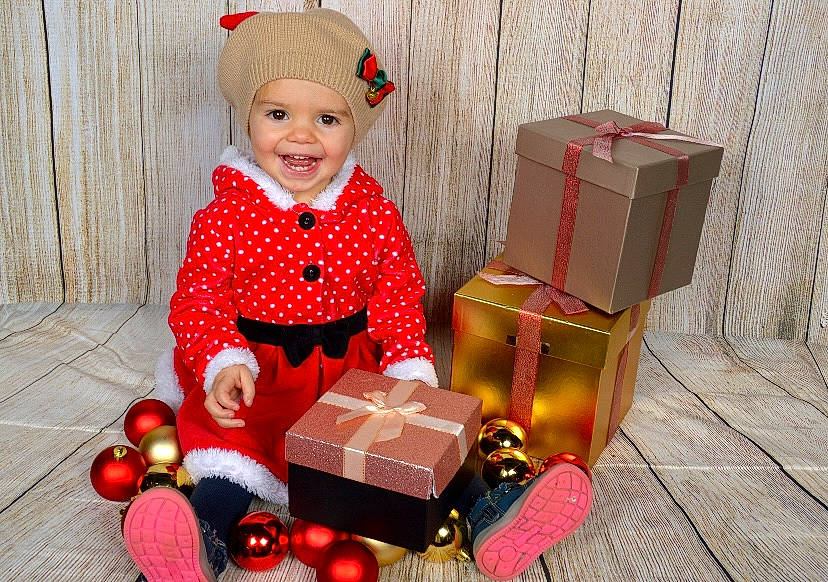 Maeva a rejoint le concours — aidez-le/la à gagner de superbes lots ! baby_toddler_clothing, cart, child, christmas, christmas_eve, event, fun, happy, headwear, holiday, joy, person, photograph, play, red, sitting, sleeve, smile, toddler, toy