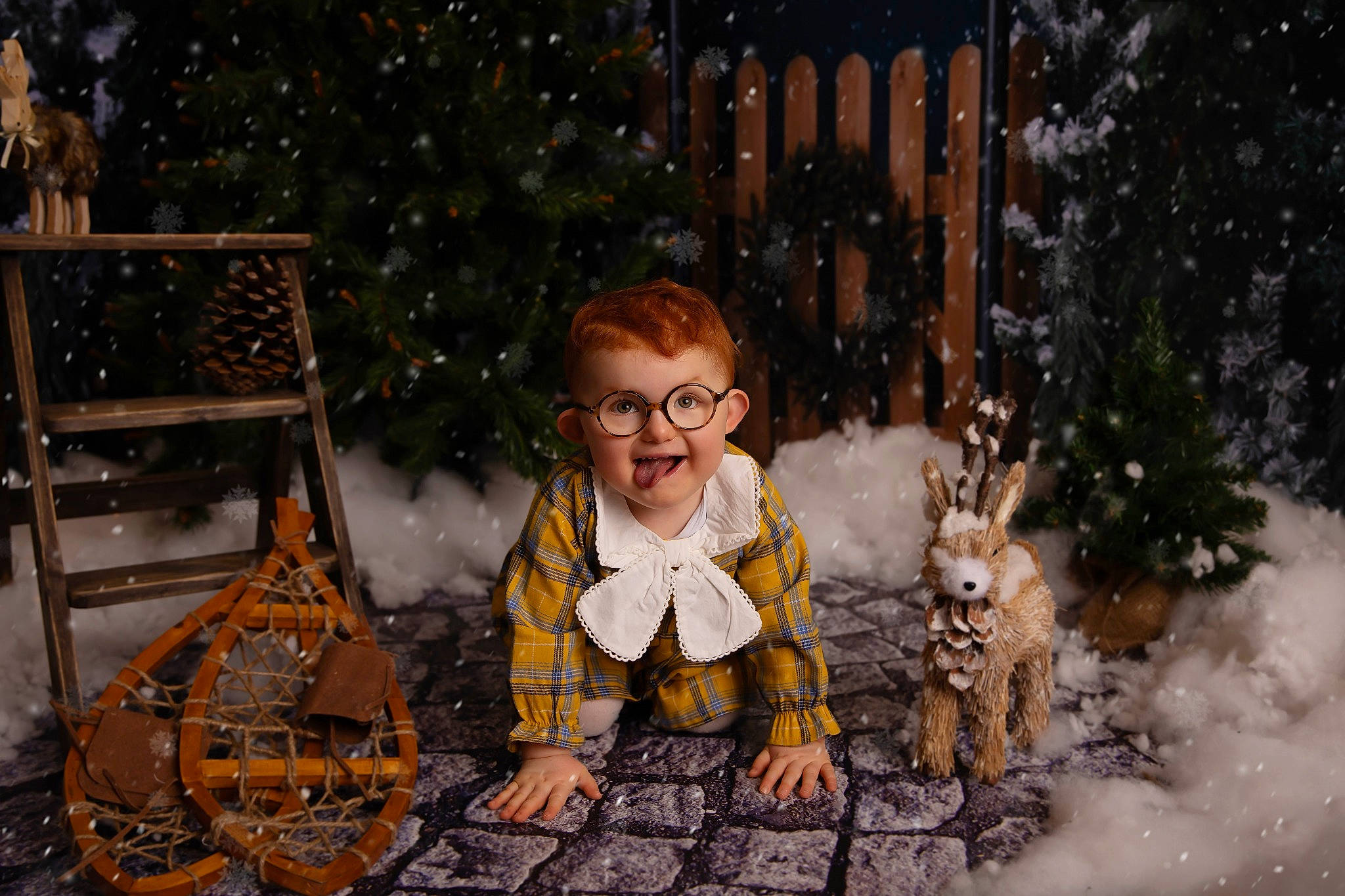 Sophia a rejoint le concours — aidez-le/la à gagner de superbes lots ! christmas, christmas_decoration, christmas_eve, christmas_ornament, event, eyewear, fawn, fun, grass, happy, holiday, leaf, leisure, lighting, person, plant, toddler, tree, winter, wood