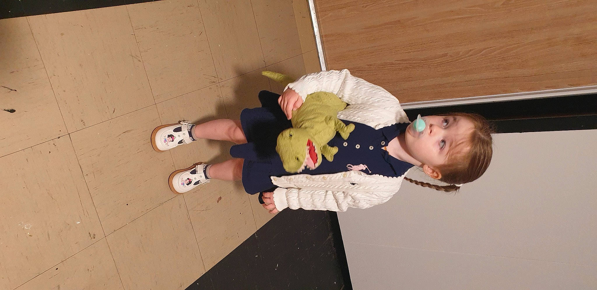 Kessy a rejoint le concours — aidez-le/la à gagner de superbes lots ! adventure, baby, ceiling, child, elbow, floor, flooring, fun, happy, hardwood, joint, knee, leg, leisure, person, play, room, thigh, toddler, walking_shoe