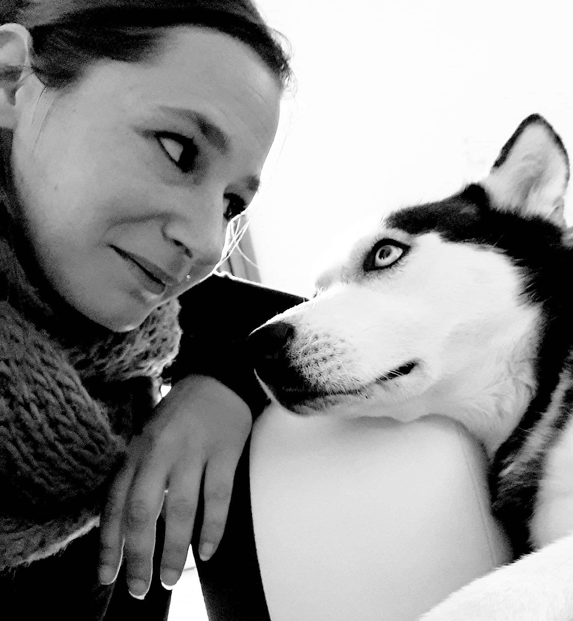 Iona participe au concours pour gagner de l'argent avec cette photo : alaskan_malamute, beauty, black_and_white, black_hair, canidae, carnivore, dog, dog_breed, eye, fur, happy, lip, love, miniature_siberian_husky, monochrome, nose, photography, siberian_husky, sled_dog, smile