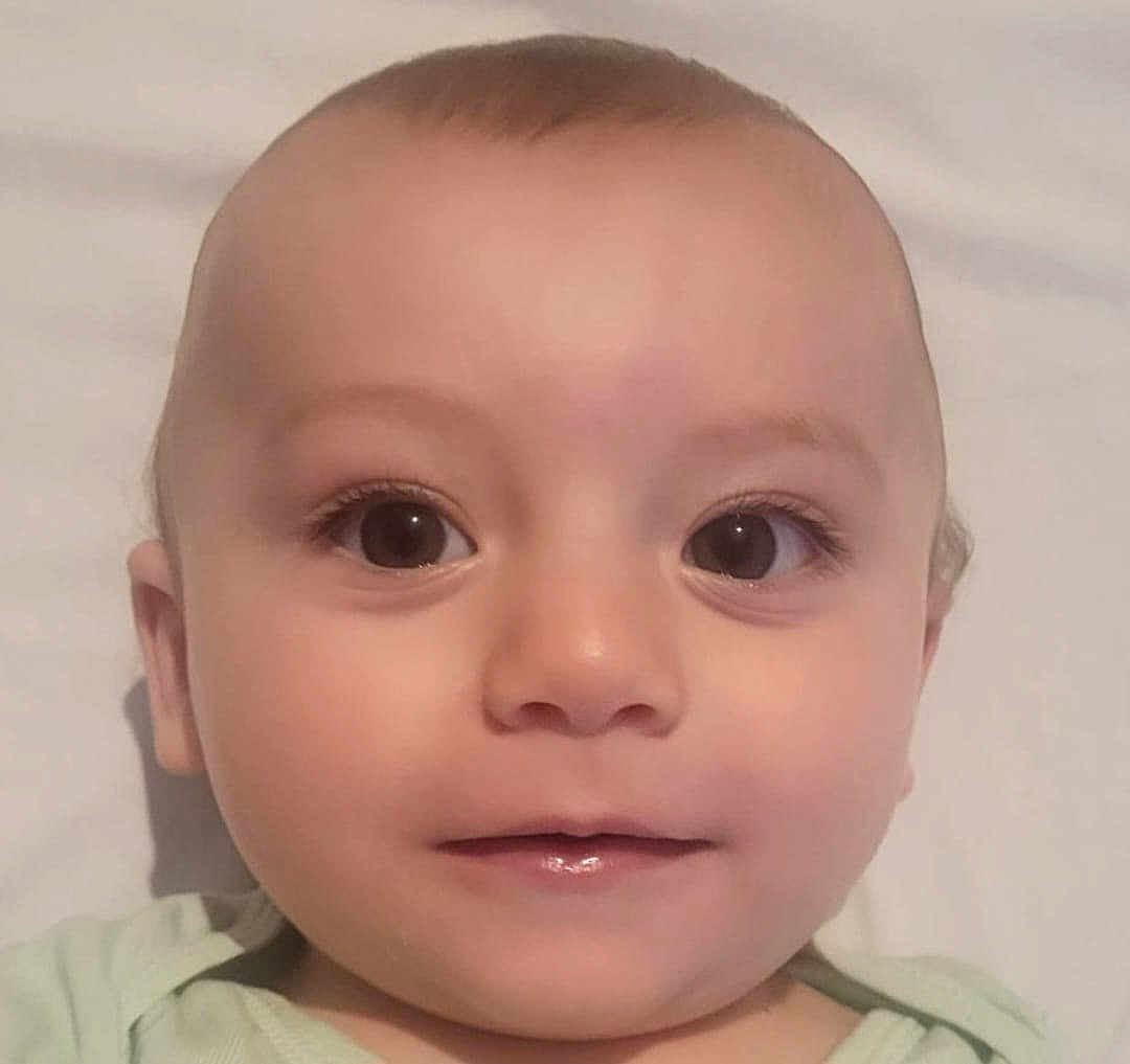 Naël a rejoint le concours — aidez-le/la à gagner de superbes lots ! baby, face, close_up, infant, eyes, smile, skin, head, child, young, portrait, cute, lying_down, expression, person, indoors, clothing, light, soft, focus