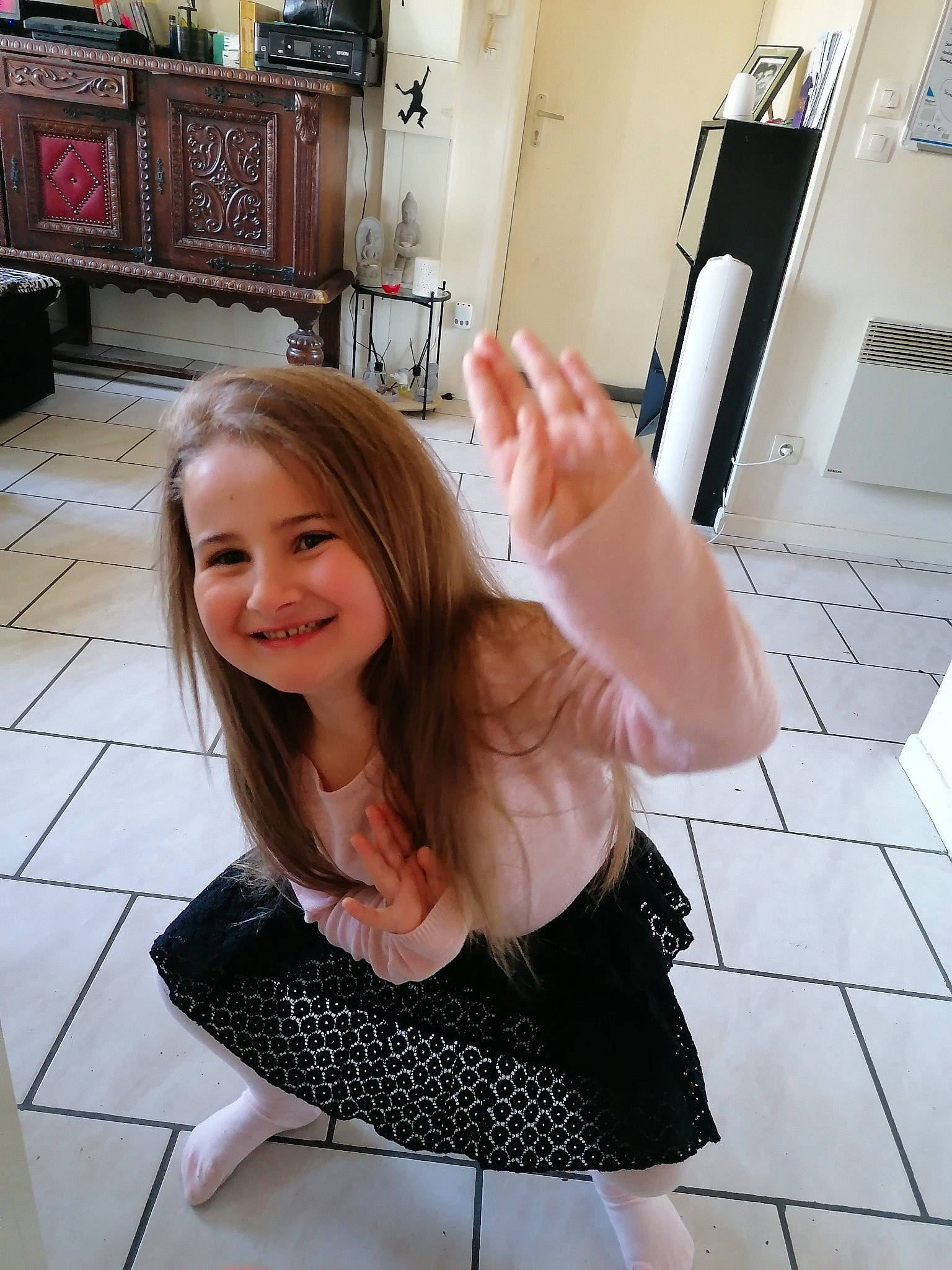 Shaïna participe au concours pour gagner de l'argent avec cette photo : arm, beauty, blond, finger, floor, flooring, hair, hand, human_body, human_leg, joint, joy, leg, long_hair, neck, person, photography, selfie, shoulder, sitting