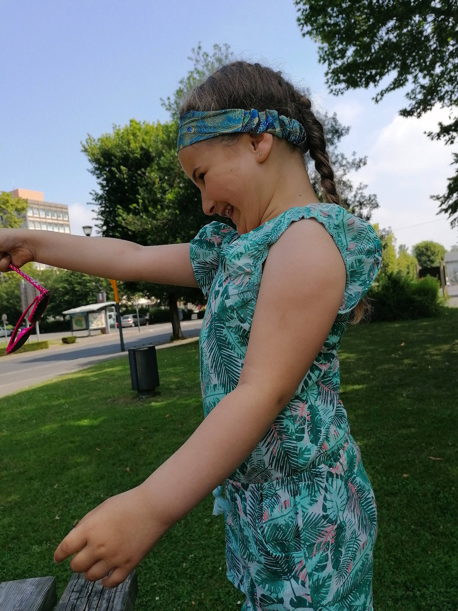 Shaïna participe au concours pour gagner de l'argent avec cette photo : arm, grass, headgear, lawn, person, summer, vacation