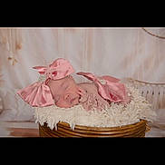 Charlotte a rejoint le concours — aidez-le/la à gagner de superbes lots ! baby, newborn, sleeping, pink_bow, basket, fluffy_blanket, infant, cute, portrait, soft_lighting, cozy, sleep, adorable, headwear, decor, neutral_background, peaceful, baby_clothes, infant_pose, resting