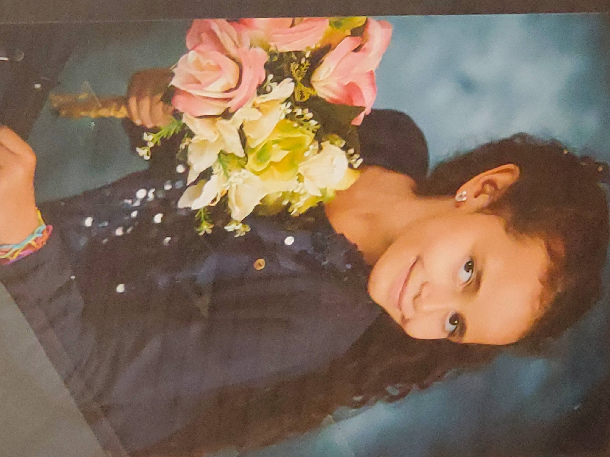 Kahina a rejoint le concours — aidez-le/la à gagner de superbes lots ! artificial_flower, bouquet, cake_decorating, cut_flowers, dress, eyelash, flash_photography, flower, flower_arranging, formal_wear, hand, happy, headpiece, hybrid_tea_rose, joy, nail, person, petal, plant, rose