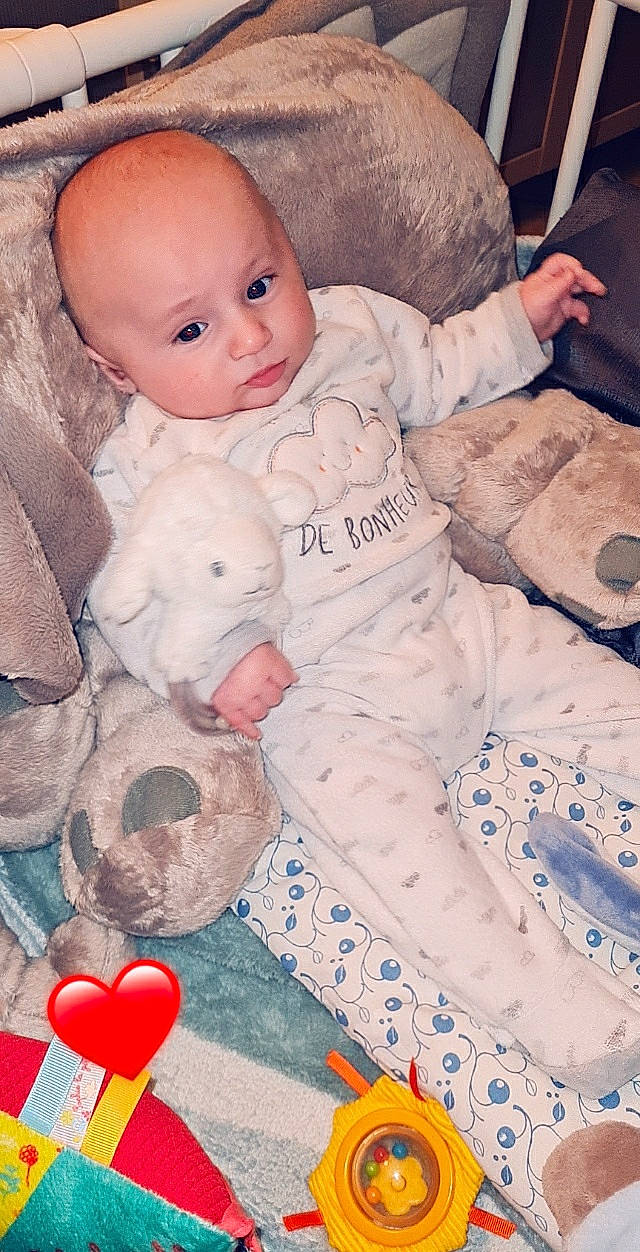 Jolan a rejoint le concours — aidez-le/la à gagner de superbes lots ! baby, baby_products, baby_toddler_clothing, balloon, cheek, child, comfort, doll, fur, happy, nose, pattern, person, pink, sitting, skin, sleeve, stuffed_toy, toddler, toy