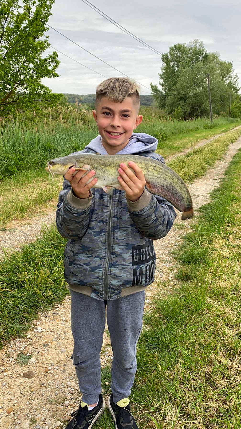 Edzio a rejoint le concours — aidez-le/la à gagner de superbes lots ! cloud, denim, fish, fisherman, fishing, grass, grassland, joy, people_in_nature, person, plant, prairie, ray_finned_fish, recreation, recreational_fishing, salmon_like_fish, sky, sleeve, smile, soil