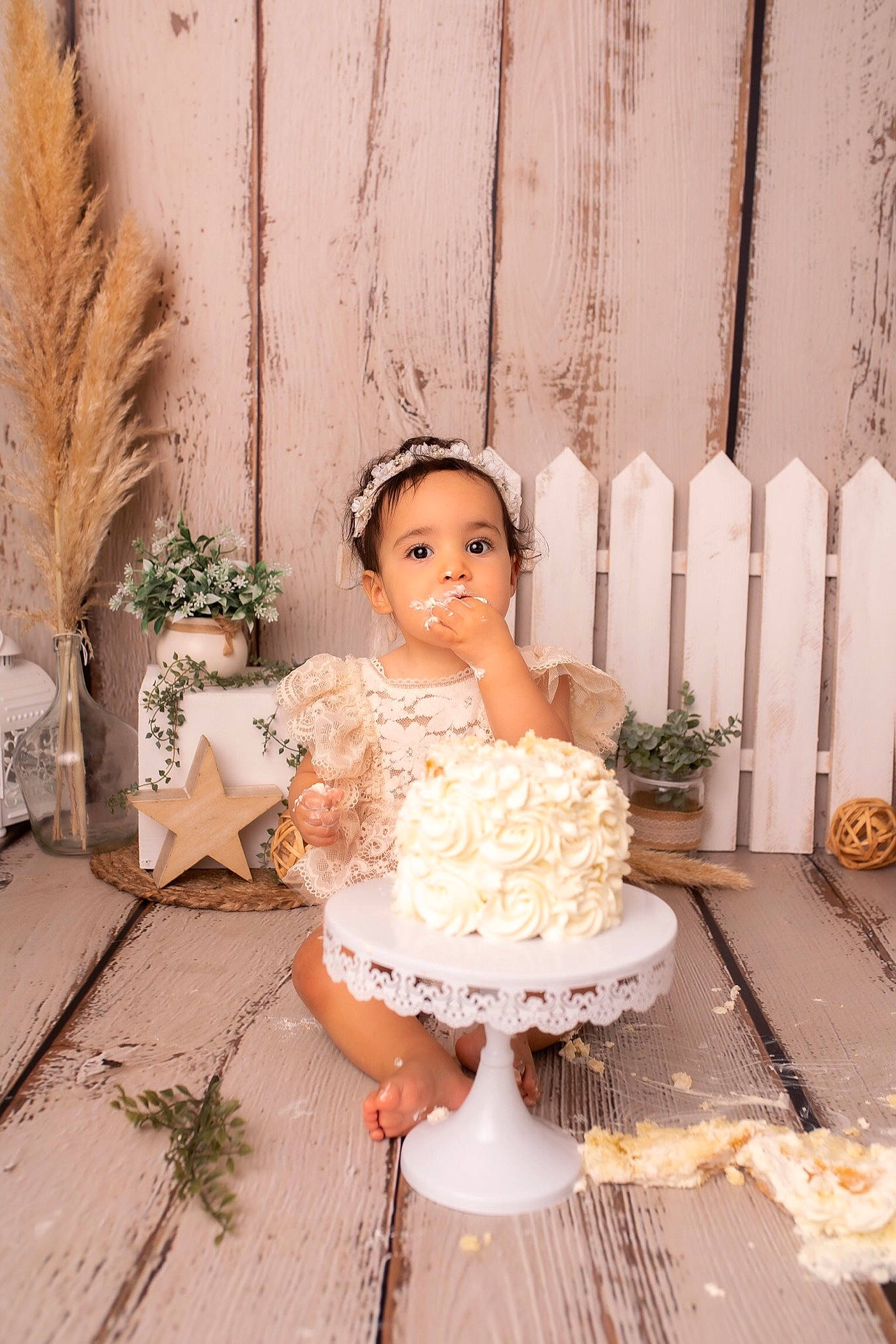 Angèle participe au concours pour gagner de l'argent avec cette photo : bouquet, bridal_clothing, cake, cake_decorating, chair, dress, event, face, flower_arranging, gown, happy, icing, person, petal, pink, sugar_cake, sugar_paste, toddler, wedding_cake, wedding_ceremony_supply