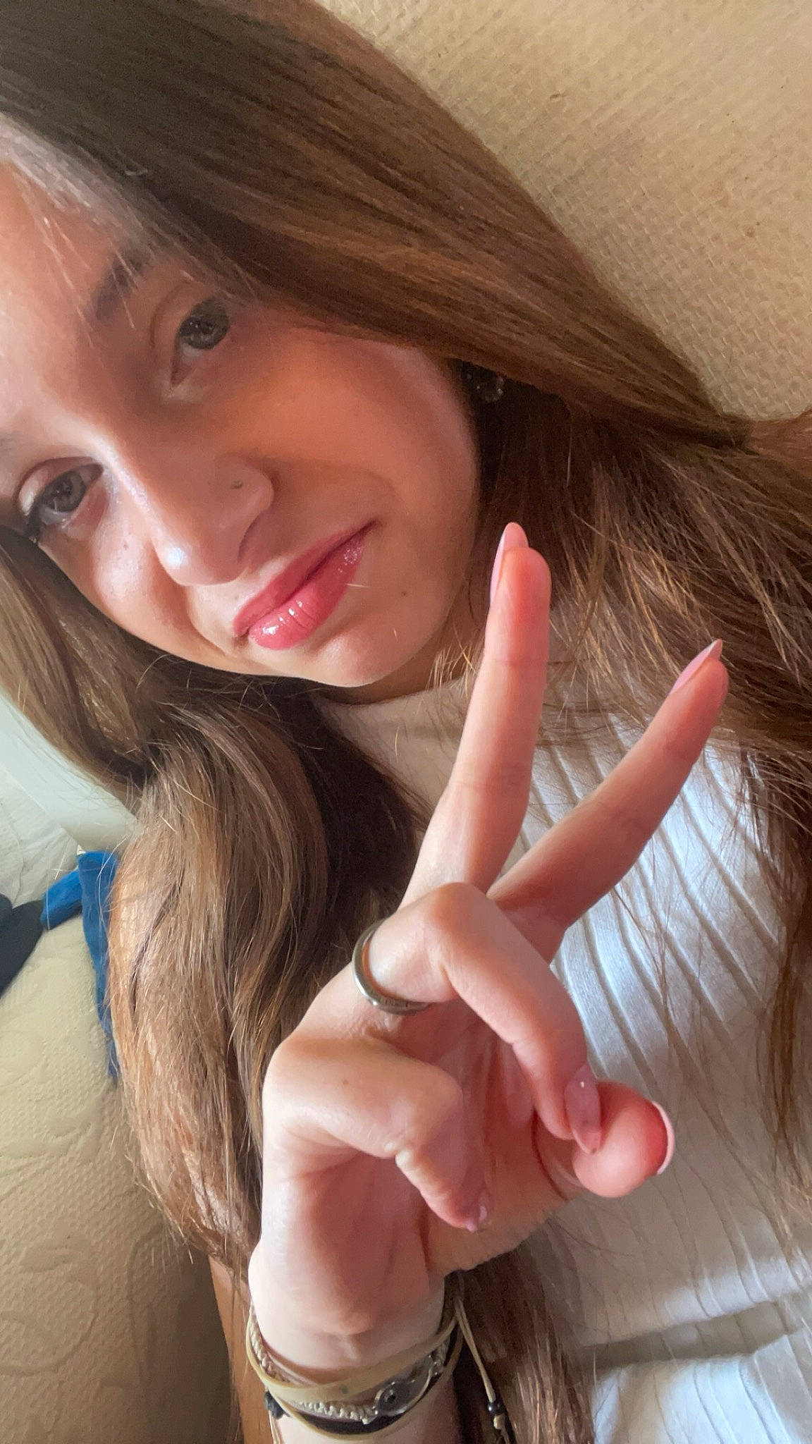 Shirley participe au concours pour gagner de l'argent avec cette photo : cheek, chin, eye, eyebrow, eyelash, finger, gesture, hair, happy, human, jaw, layered_hair, lip, mouth, nail, neck, nose, person, skin, smile