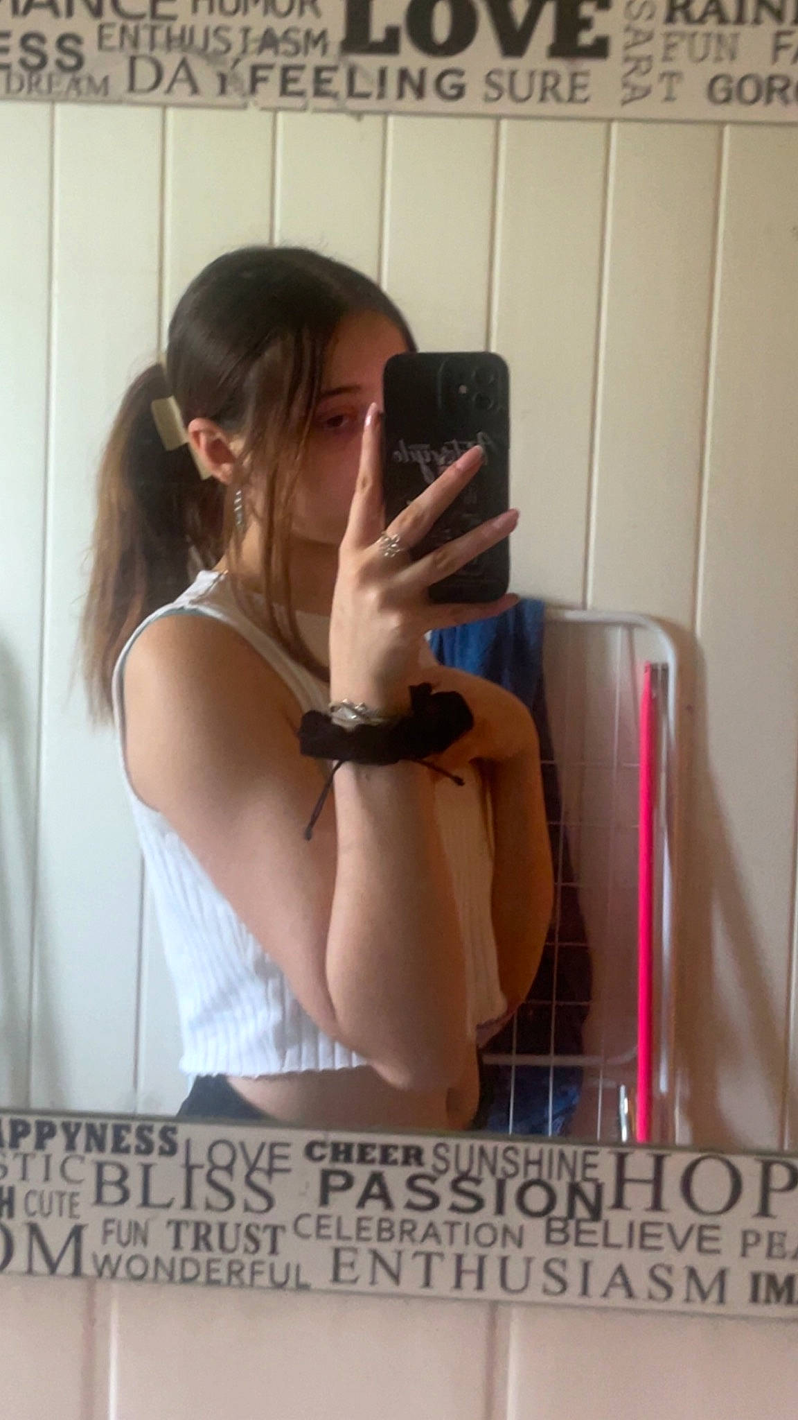 Shirley participe au concours pour gagner de l'argent avec cette photo : arm, chest, comfort, cool, elbow, eyewear, hair, human_leg, joint, knee, long_hair, nail, neck, person, selfie, shoulder, sunglasses, thigh, vision_care, waist