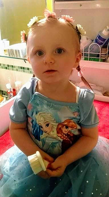 Kaly a rejoint le concours — aidez-le/la à gagner de superbes lots ! arm, baby, baby_toddler_clothing, cheek, child, ear, eyelash, finger, fun, hair, hand, happy, head, iris, mouth, organ, person, skin, sleeve, t_shirt