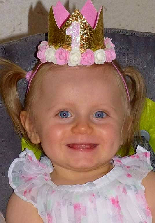 Kaly participe au concours pour gagner de l'argent avec cette photo : baby_toddler_clothing, cheek, child, costume_hat, crown, happy, headband, headgear, headpiece, jewellery, joy, lei, magenta, party_hat, party_supply, person, pink, purple, smile, toddler