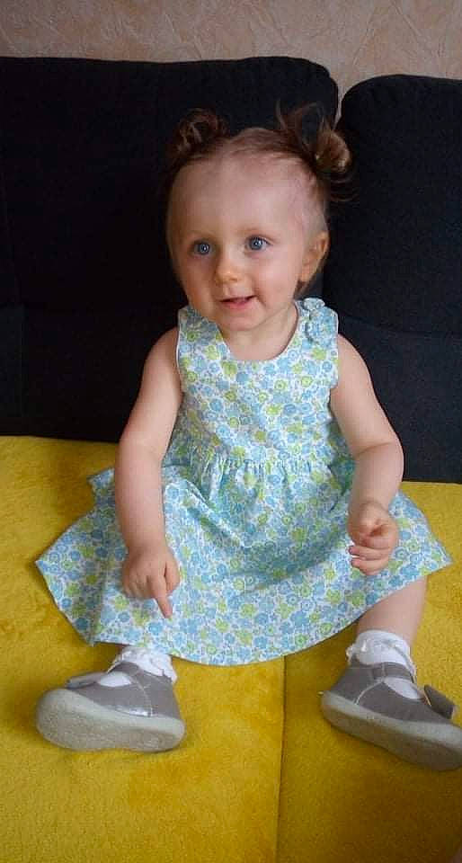 Kaly a rejoint le concours — aidez-le/la à gagner de superbes lots ! baby_toddler_clothing, cheek, child, dress, electric_blue, face, fun, human_body, human_leg, knee, mammal, pattern, person, shoe, sleeve, smile, sneakers, sock, t_shirt, toddler