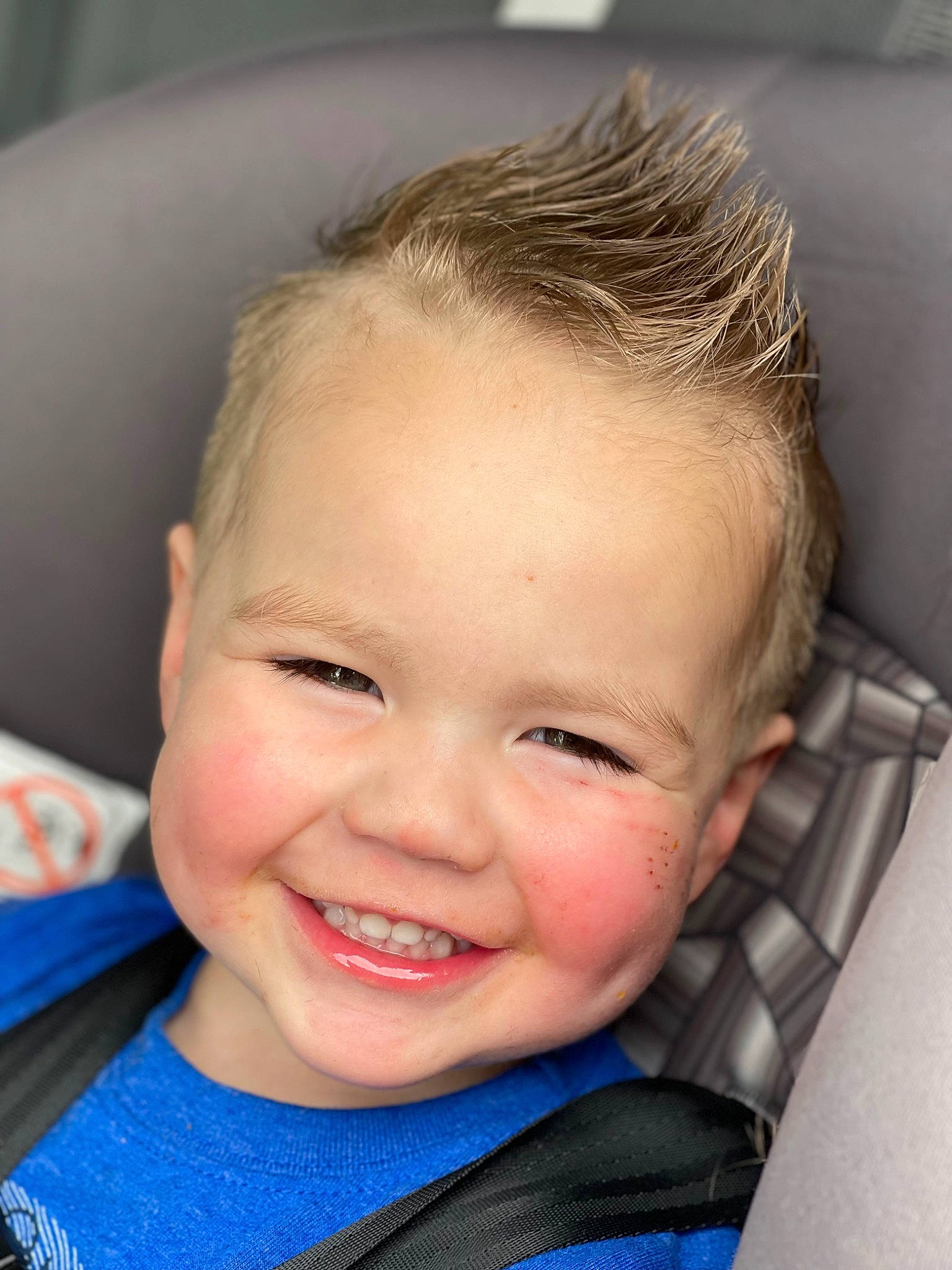 Gannon is registered to the contest to win money with this photo: cheek, chin, ear, eye, eyebrow, eyelash, face, facial_expression, flash_photography, forehead, hairstyle, head, human, joy, lip, mouth, neck, nose, organ, person