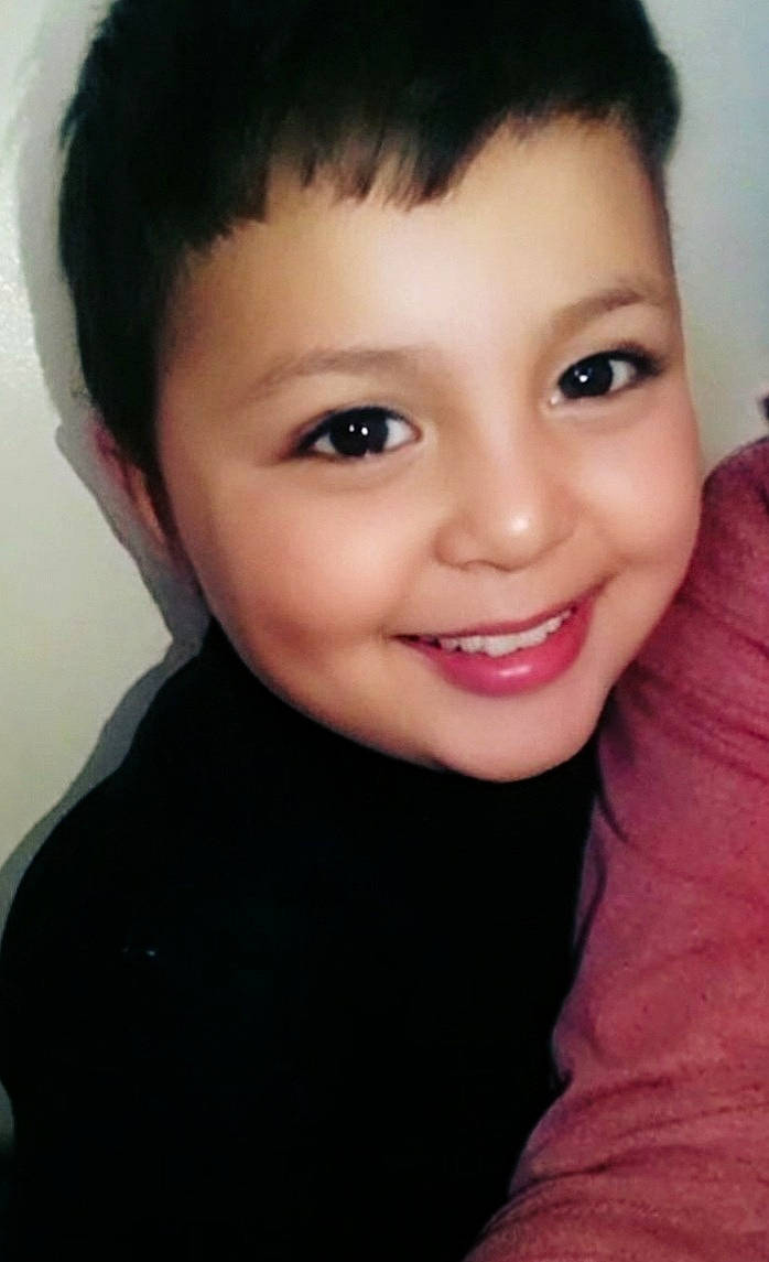 Adam a rejoint le concours — aidez-le/la à gagner de superbes lots ! black_hair, cheek, chin, ear, eyebrow, eyelash, flash_photography, forehead, gesture, happy, human_body, iris, jaw, joy, lip, neck, nose, person, sleeve, smile