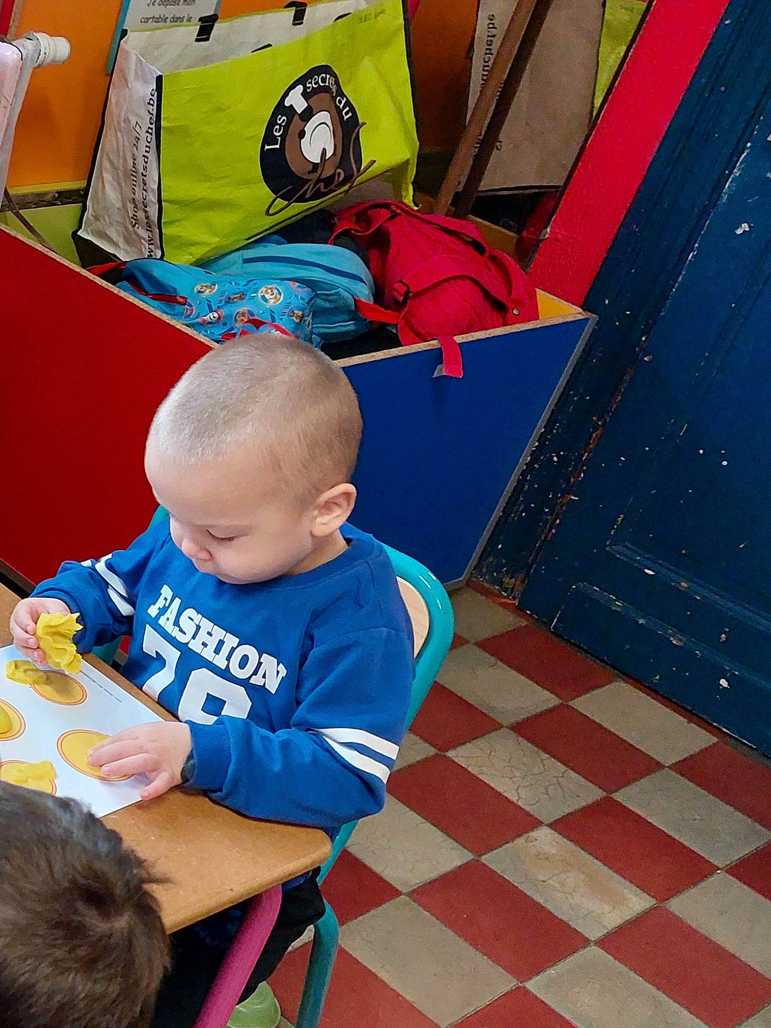 Leandro participe au concours pour gagner de l'argent avec cette photo : baby, baby_products, chair, child, comfort, electric_blue, flooring, fun, games, lap, leisure, person, play, recreation, room, sitting, toddler, toy, vacation, world