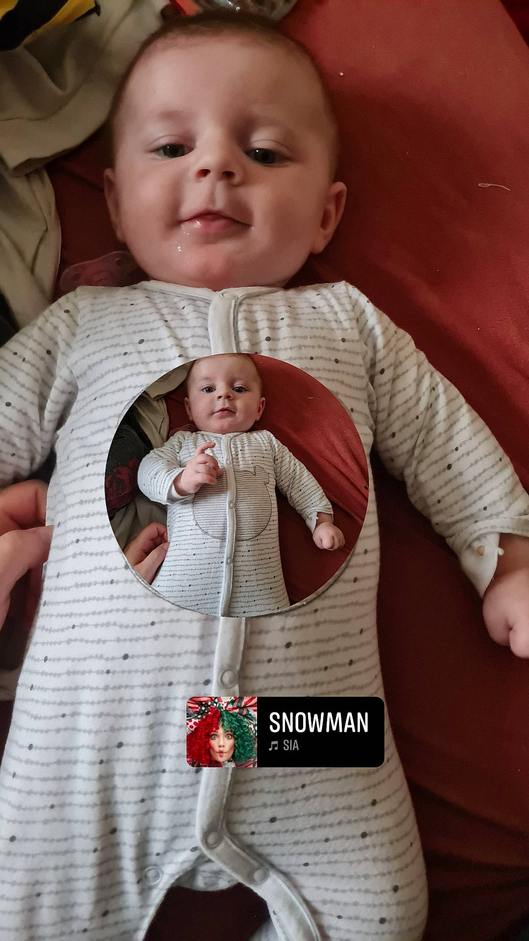 Will a rejoint le concours — aidez-le/la à gagner de superbes lots ! baby, baby_toddler_clothing, cheek, eye, facial_expression, gesture, hairstyle, head, headwear, human_body, iris, lip, neck, organ, outerwear, person, photograph, product, skin, sleeve