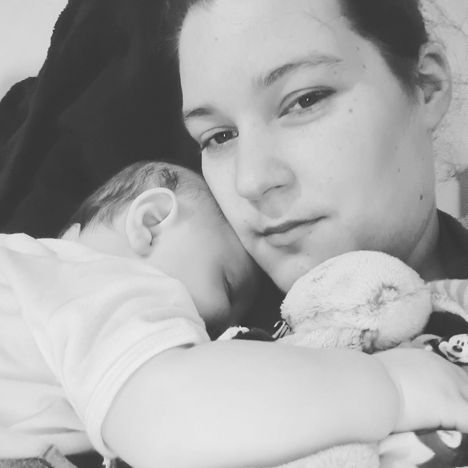 Will a rejoint le concours — aidez-le/la à gagner de superbes lots ! arm, black_and_white, cheek, child, comfort, eye, facial_expression, gesture, hand, happy, interaction, monochrome, monochrome_photography, nose, people_in_nature, person, skin, snapshot, style, toy