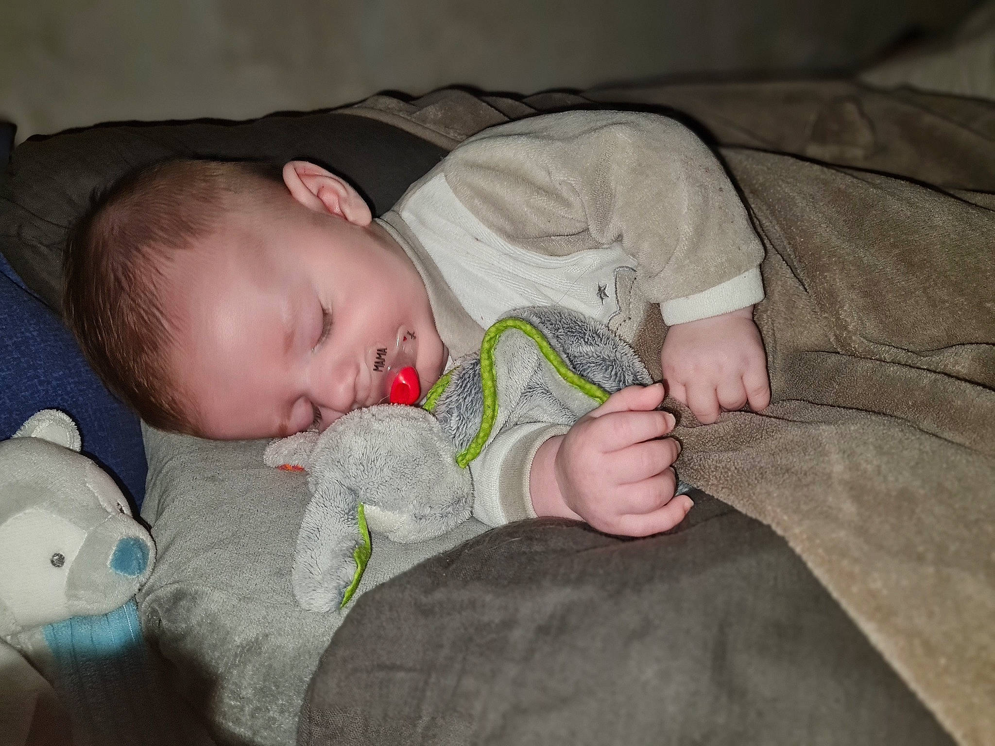 Will participe au concours pour gagner de l'argent avec cette photo : baby, baby_sleeping, baby_toddler_clothing, bedtime, brown, cheek, child, comfort, facial_expression, finger, grass, head, iris, linens, mouth, person, skin, sleeve, textile, toddler