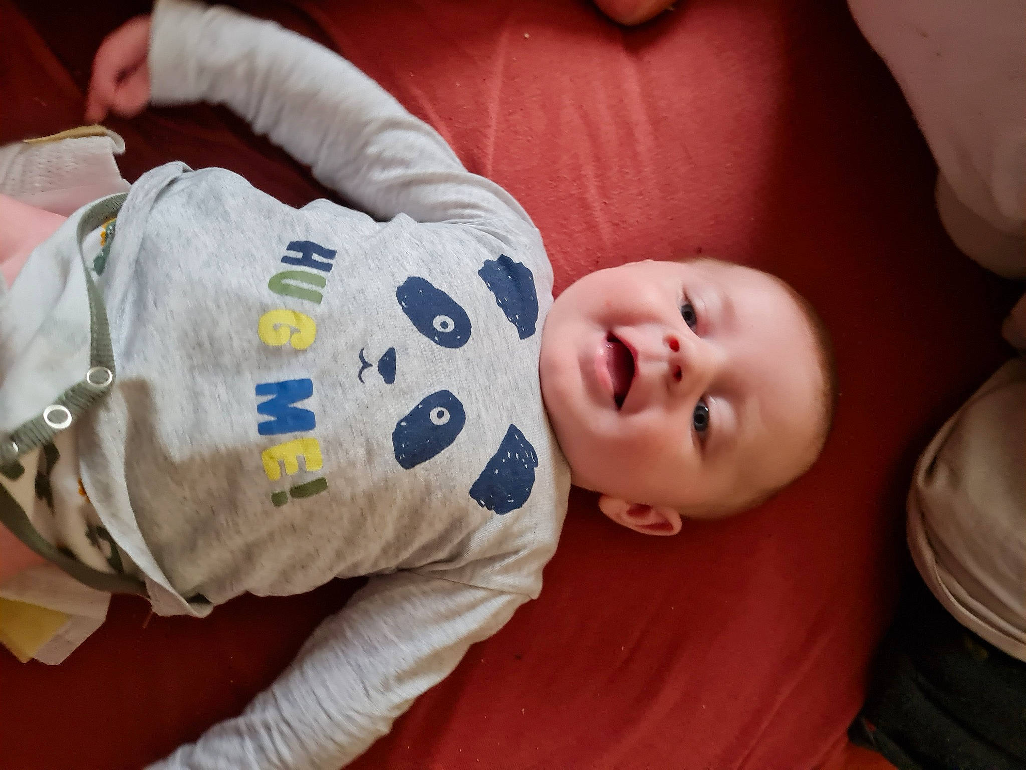 Will a rejoint le concours — aidez-le/la à gagner de superbes lots ! baby, baby_toddler_clothing, cheek, child, comfort, facial_expression, flooring, grass, happy, headgear, mouth, nose, person, product, room, sitting, skin, sleeve, smile, toddler