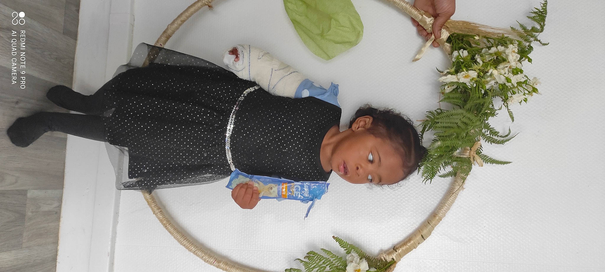 Audelia participe au concours pour gagner de l'argent avec cette photo : child, christmas, comfort, event, fir, floral_design, flower, flower_arranging, fur, head, human_body, pattern, person, plant, room, sleeve, tree, twig, white, winter