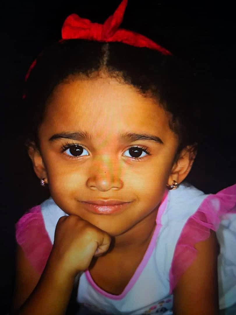 Coralie a rejoint le concours — aidez-le/la à gagner de superbes lots ! beauty, cheek, child, chin, ear, eye, eyebrow, face, forehead, hair, hair_accessory, hairstyle, head, lip, nose, organ, person, pink, skin, smile