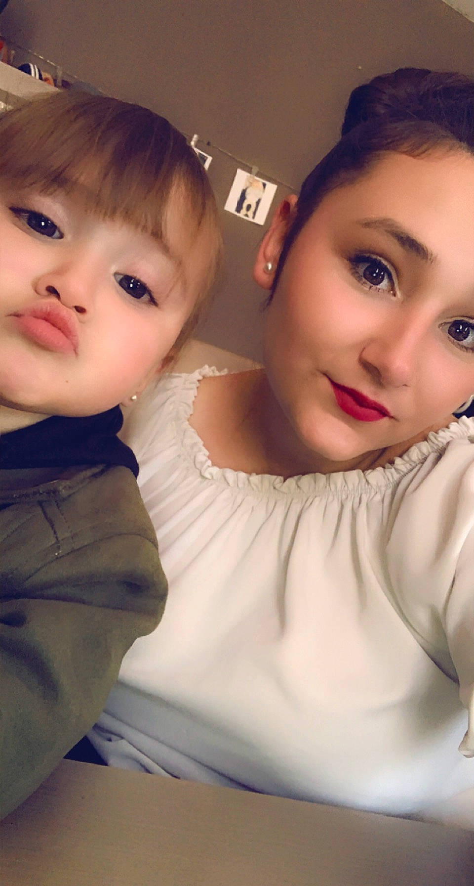 Ilyana a rejoint le concours — aidez-le/la à gagner de superbes lots ! black_hair, cheek, ear, eye, eyelash, face, fashion, flash_photography, forehead, gesture, hair, happy, head, iris, joy, lip, neck, nose, person, skin