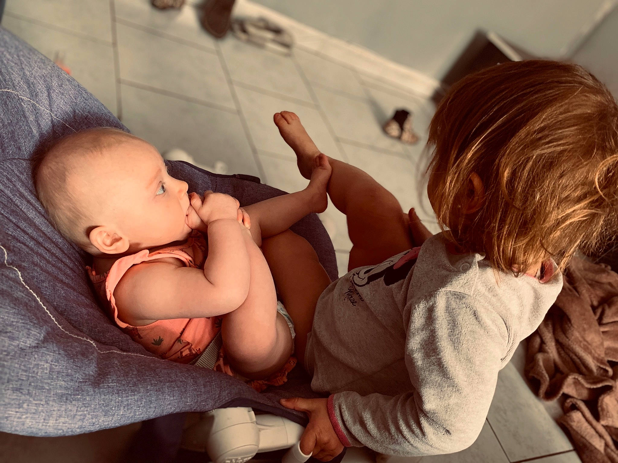 Ilyana a rejoint le concours — aidez-le/la à gagner de superbes lots ! abdomen, arm, baby, child, comfort, elbow, fun, gesture, hand, happy, human_leg, joint, leisure, mouth, nail, person, play, room, sitting, skin