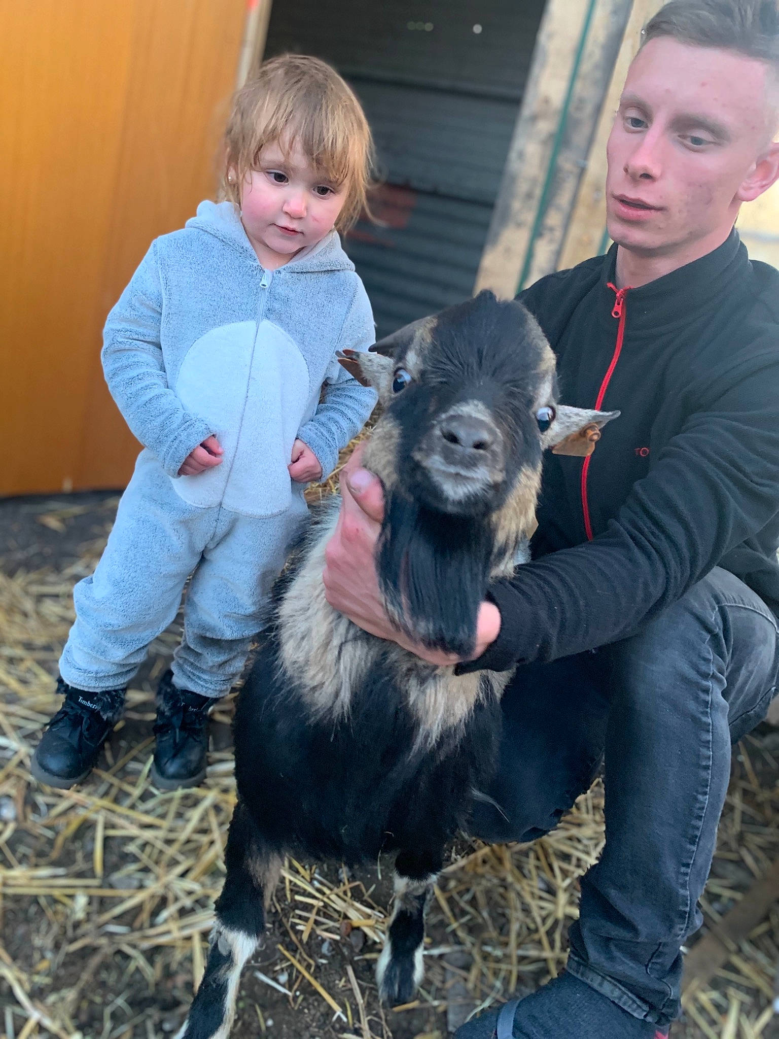 Ilyana a rejoint le concours — aidez-le/la à gagner de superbes lots ! boot, child, companion_dog, dog_breed, event, fun, fur, happy, jeans, livestock, person, shoe, smile, soil, sporting_group, suidae, terrestrial_animal, toddler, working_animal