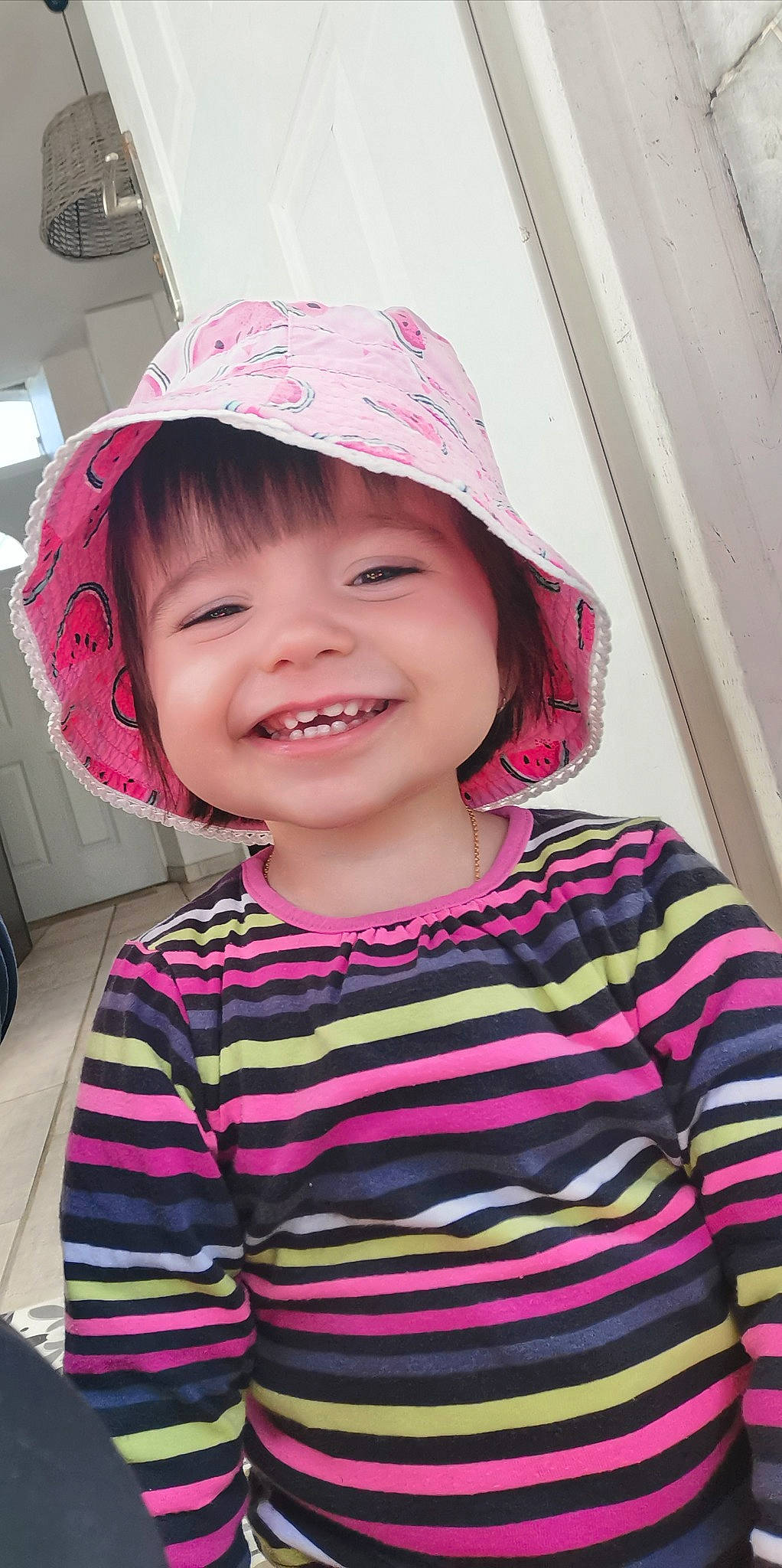 Emma participe au concours pour gagner de l'argent avec cette photo : cap, cheek, chin, clothing, cool, face, facial_expression, happy, head, headgear, headwear, joy, lip, magenta, mouth, person, pink, purple, red, skin