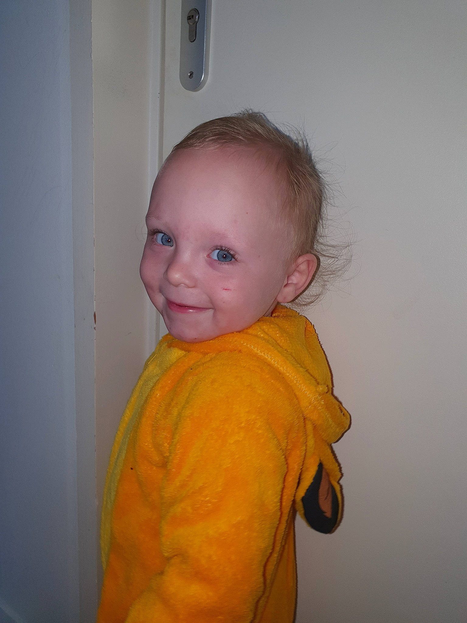 Luna a rejoint le concours — aidez-le/la à gagner de superbes lots ! baby, cheek, child, chin, eye, face, forehead, hair, hairstyle, head, iris, joy, lip, mouth, neck, nose, orange, person, skin, standing