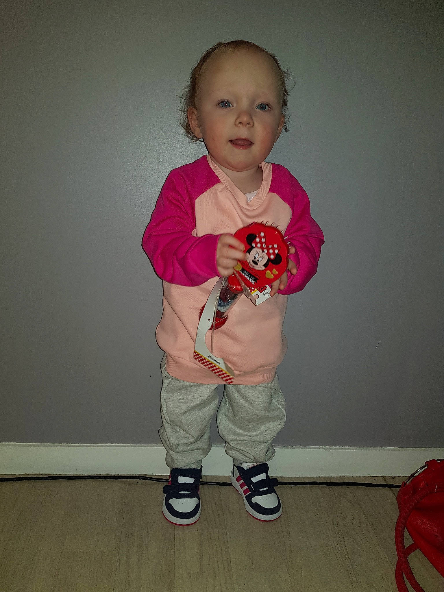 Luna participe au concours pour gagner de l'argent avec cette photo : baby_toddler_clothing, child, person, pink, standing, t_shirt, toddler