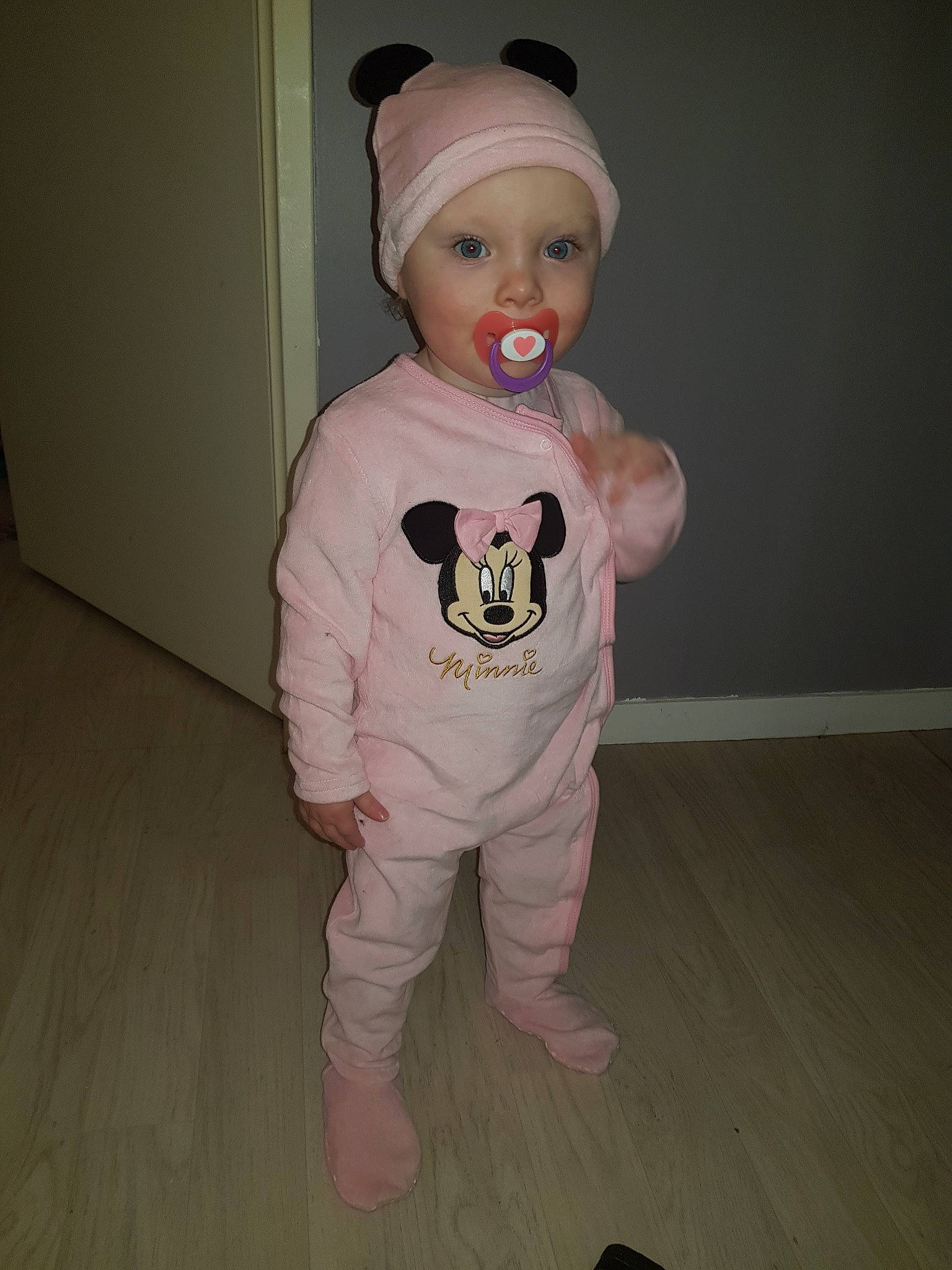 Luna participe au concours pour gagner de l'argent avec cette photo : baby, baby_toddler_clothing, cheek, child, costume, head, headgear, person, pink, skin, sleeve, standing, toddler
