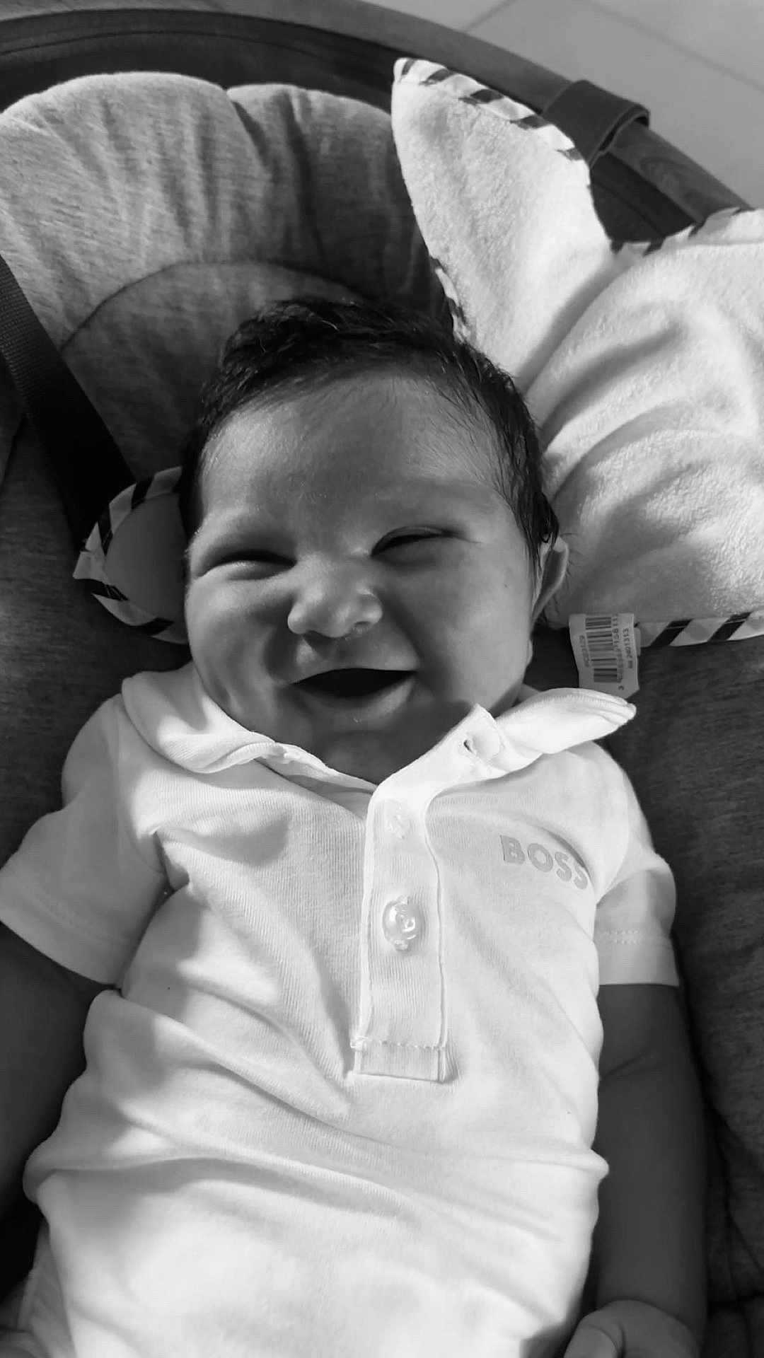 Giuseppe a rejoint le concours — aidez-le/la à gagner de superbes lots ! baby, smiling, infant, polo_shirt, cushion, pillow, seat, black_and_white, portrait, happy, child, clothing, indoors, cute, face, person, young, casual, relaxed, cozy
